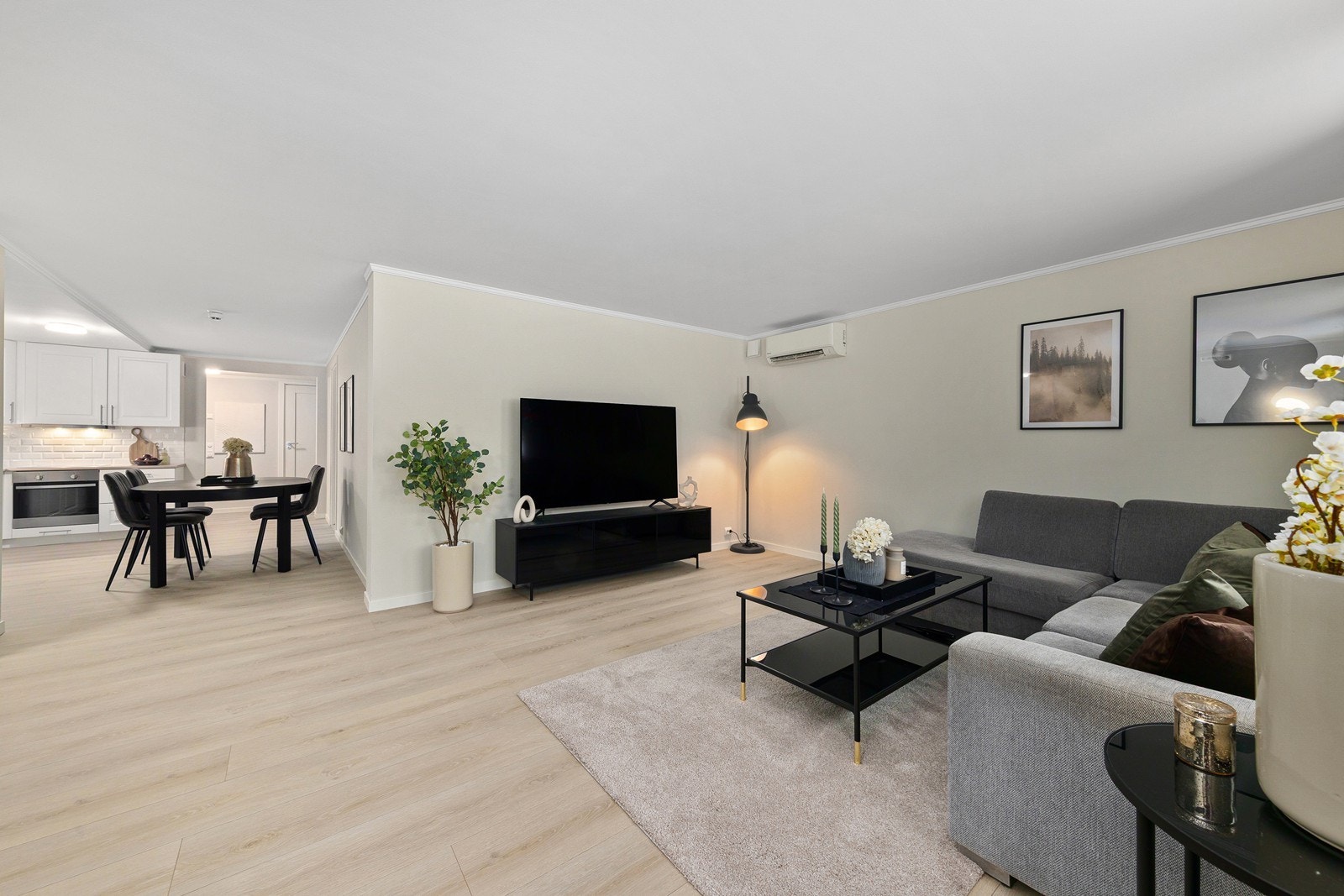 Stue- og kjøkken ligger i en åpen og sosial løsning, med gode møbleringsmuligheter av både sofa- og spisegruppe. Galleribilde