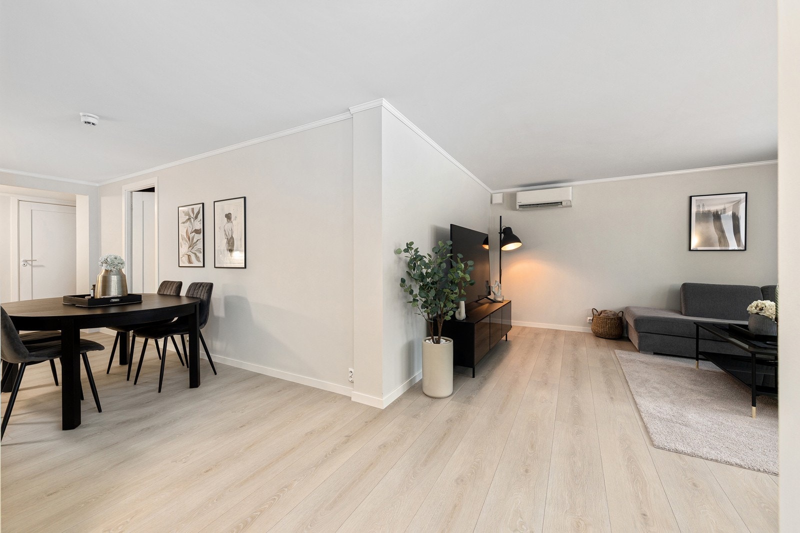 Spisestuen har sin naturlige plassering i nærhet til kjøkkenet. Galleribilde