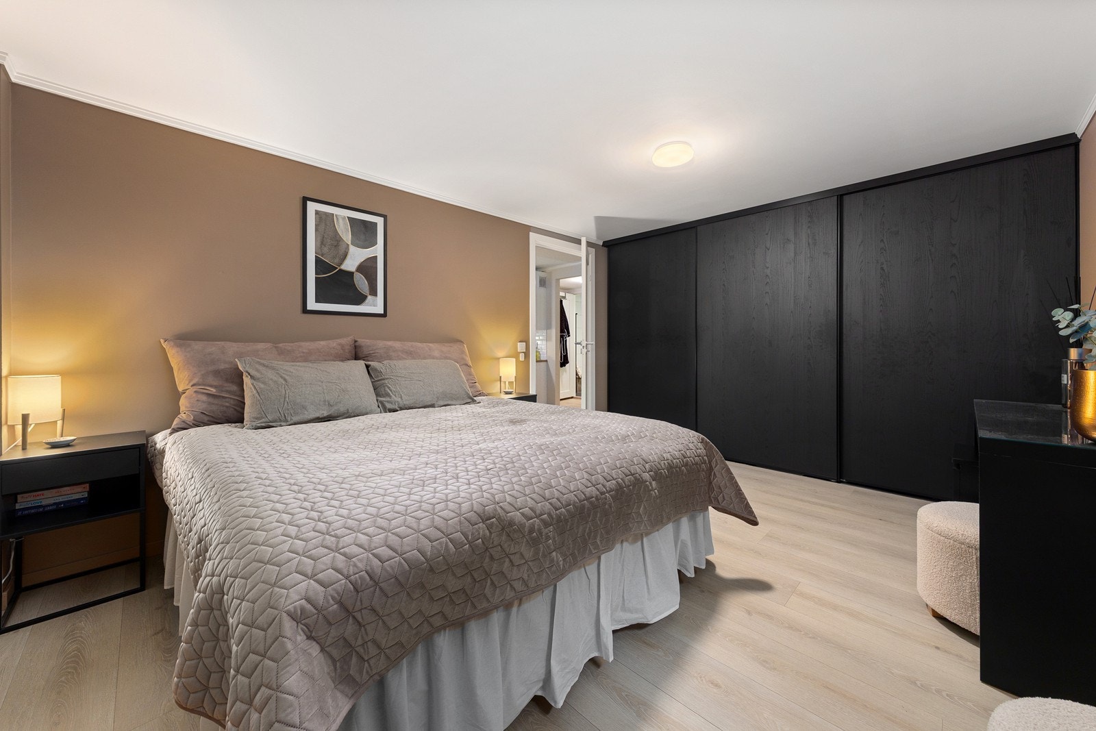 Rommet er også utstyrt med en romslig skyvedørsgarderobe som sikrer godt med oppbevaring. Galleribilde