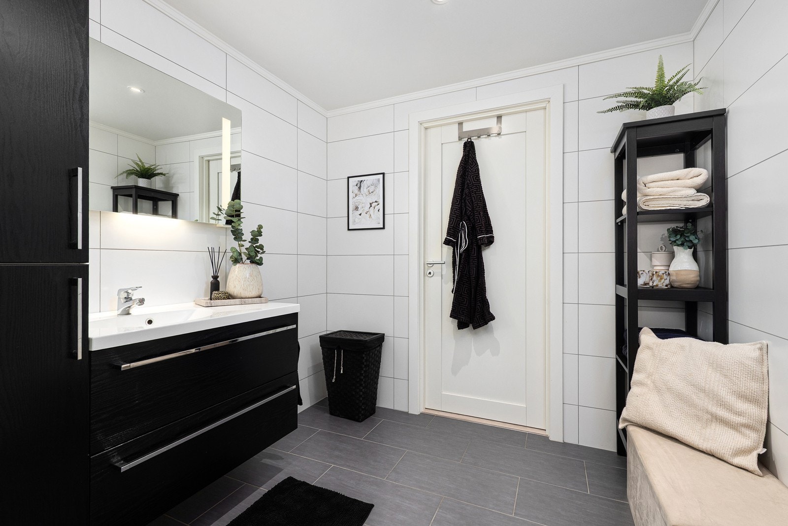 Rommet er innredet med en nedfelt servant, veggmontert toalett og dusjhjørne med glassvegger, samt Lunos ventilasjonssystem. Galleribilde