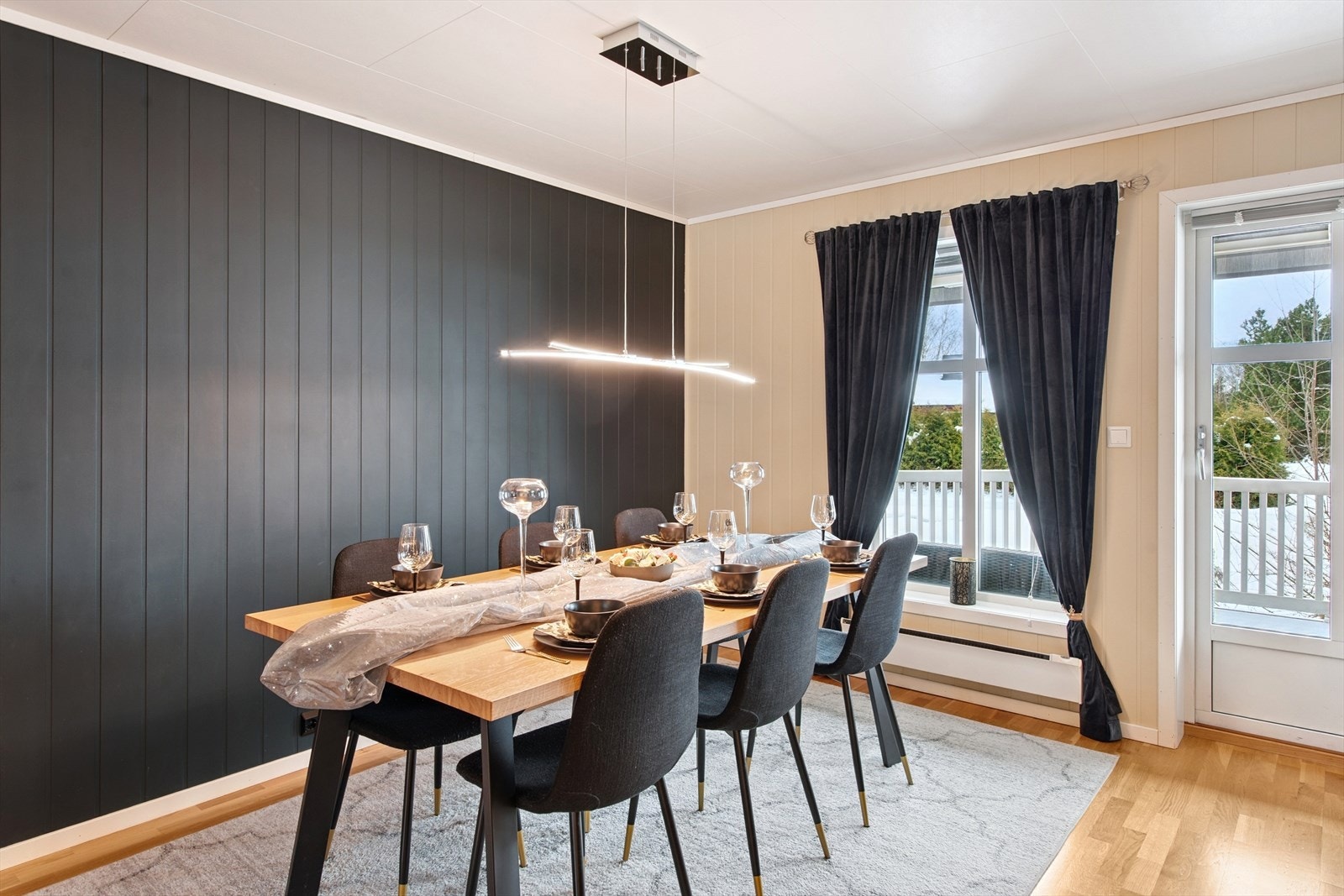 Plass til stor spisestue hvor venner og familie kan samles til hyggelig måltider og sosiale sammenkomster. Galleribilde