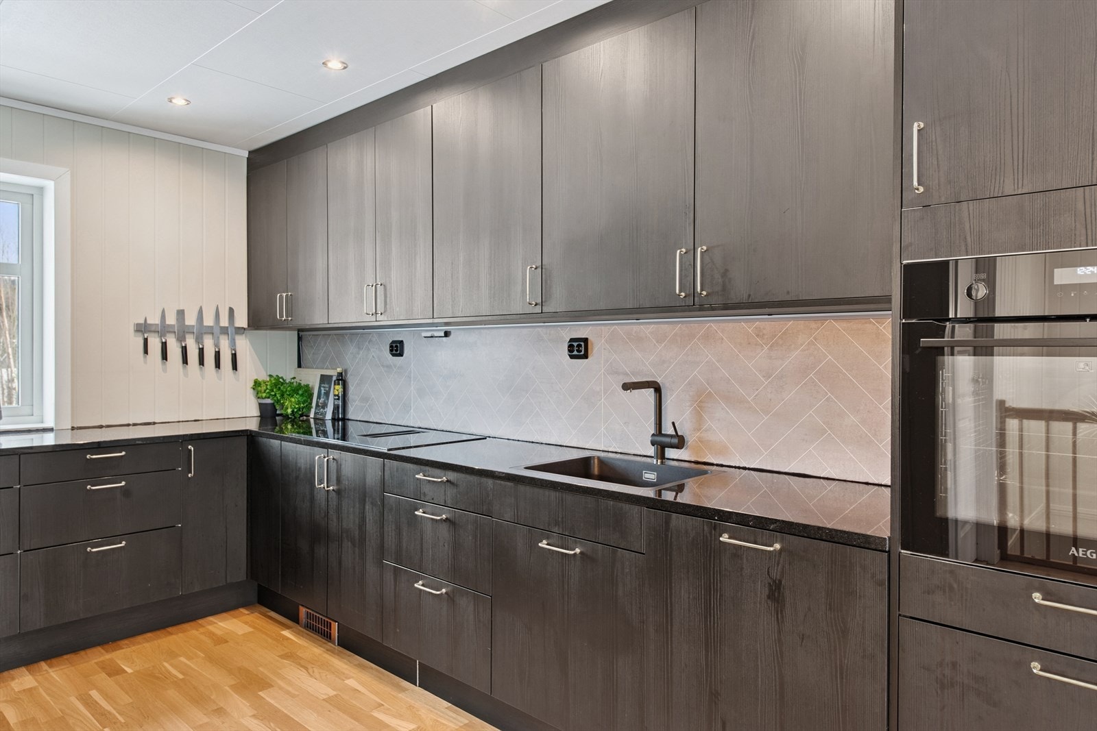 Silgranitt-oppvaskkum, steinplate og kitchenboard i benkeryggen. Galleribilde