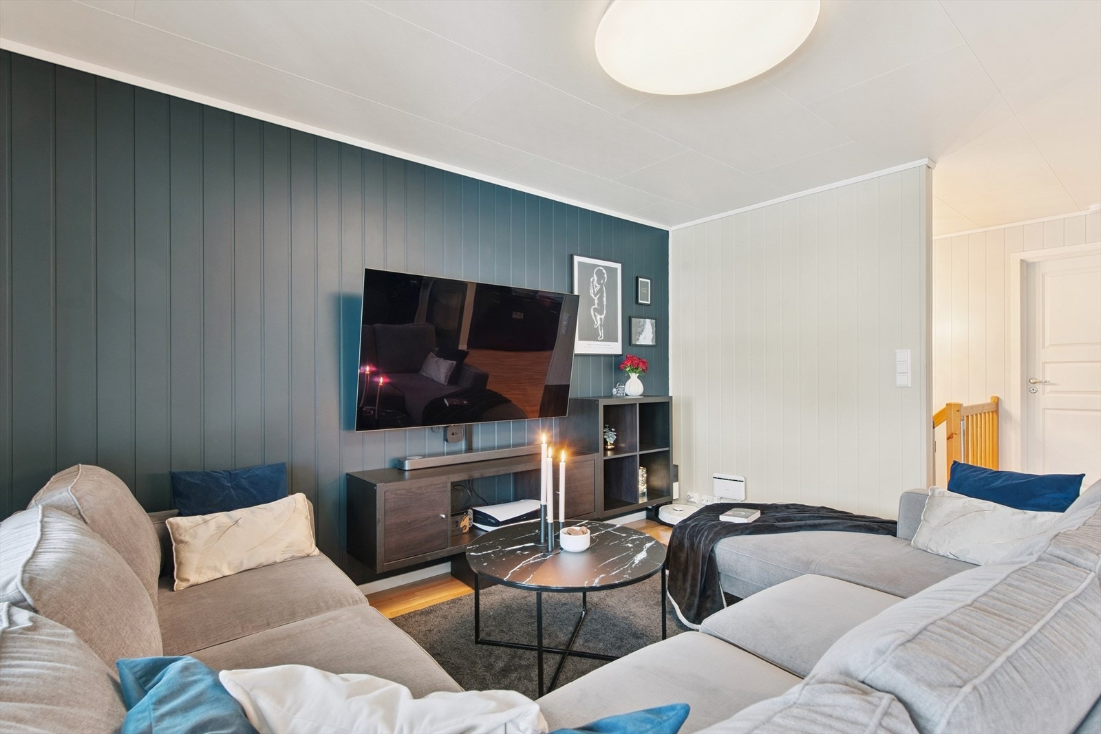 Romslig tv-stue med god plass til sofa og sofabord. Galleribilde