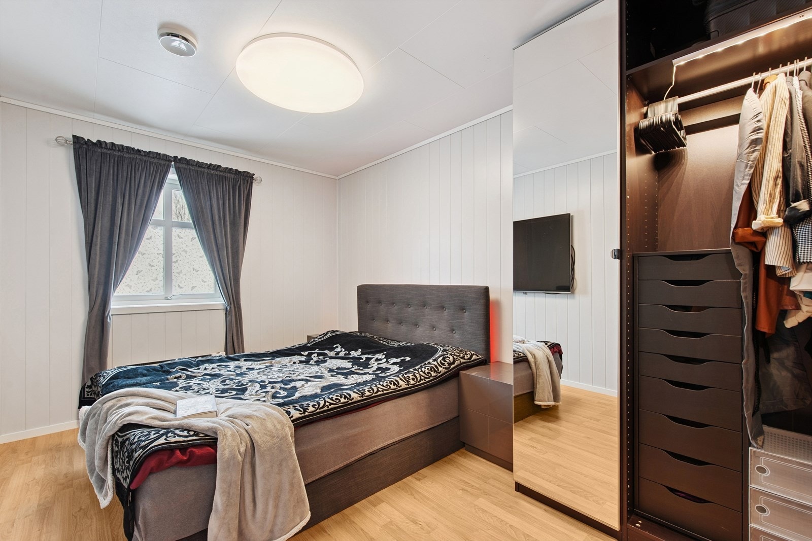 Stort hovedsoverom med praktisk og lekker garderobeinnredning! Galleribilde