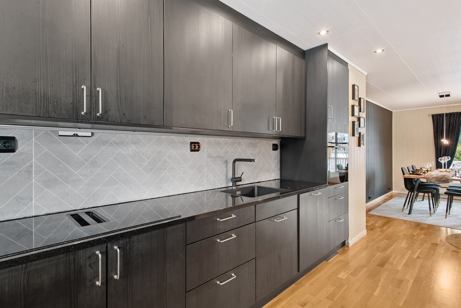 Integrert koketopp, stekeovn og oppvaskmaskin. Galleribilde