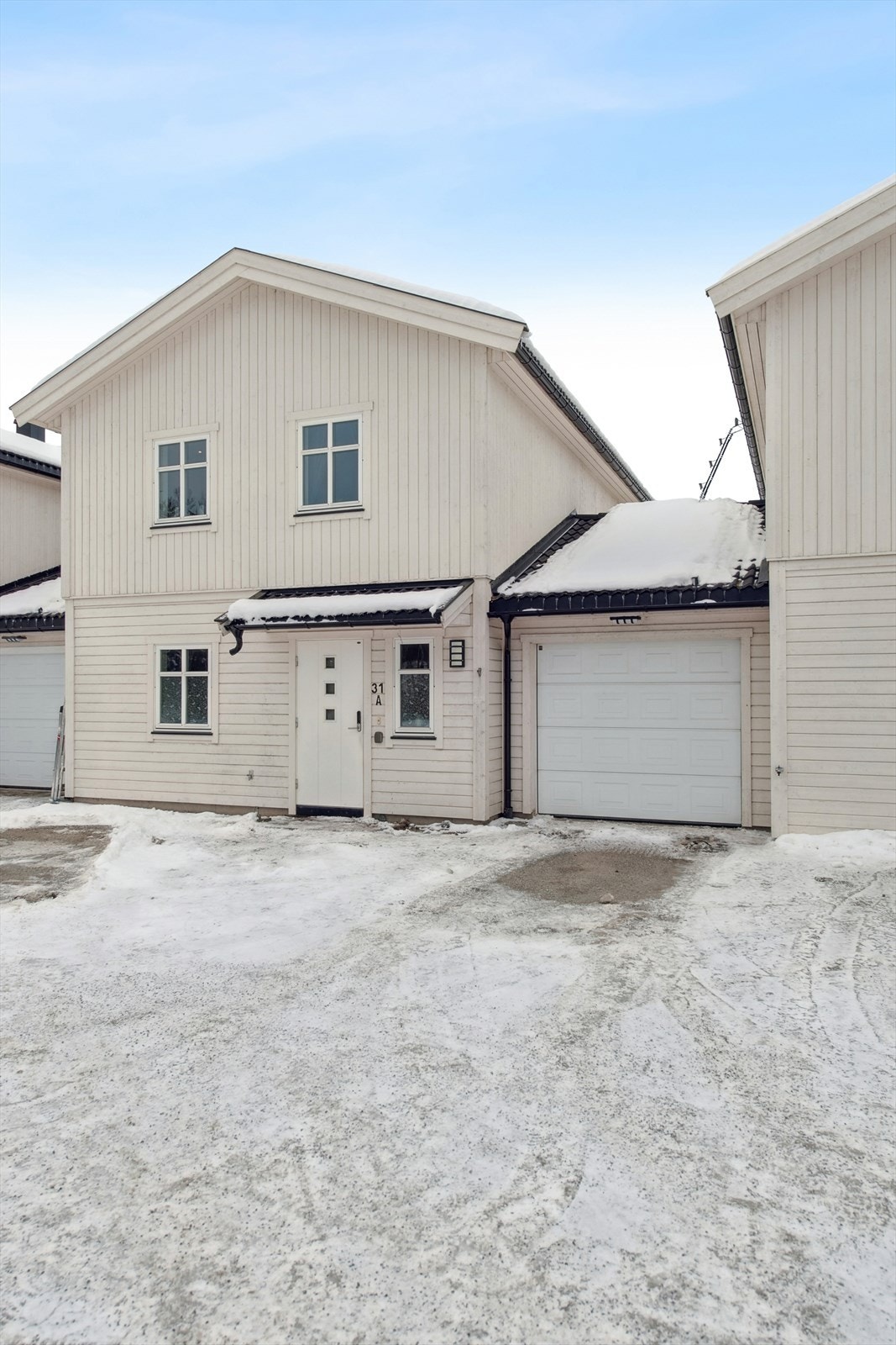 Inntilbygget garasje ved inngangsparti. Galleribilde
