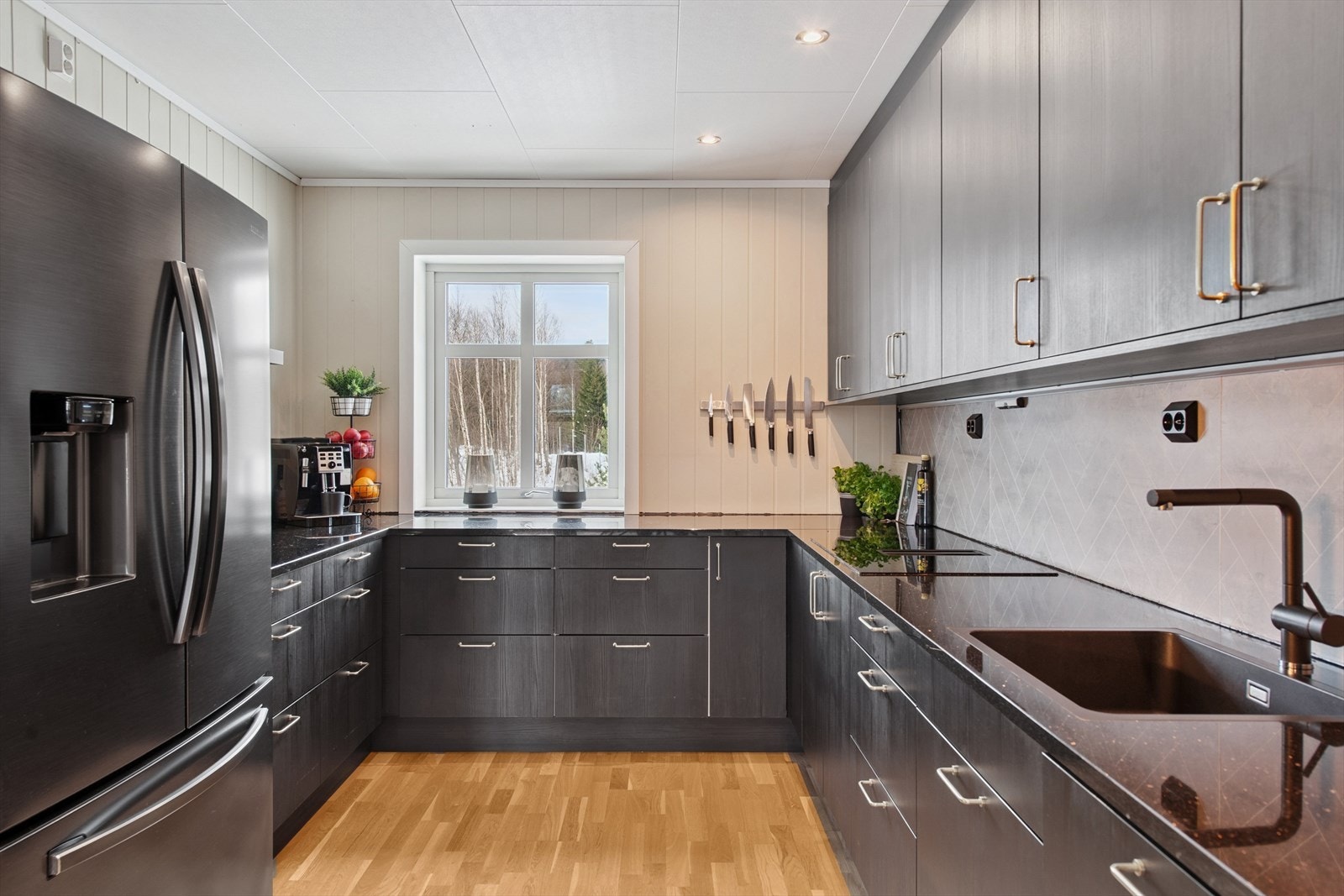 Velkommen til Mågårdvegen 31A i Romedal! Lekkert og moderne kjøkken med rikelig med skap- og benkeplass. Galleribilde