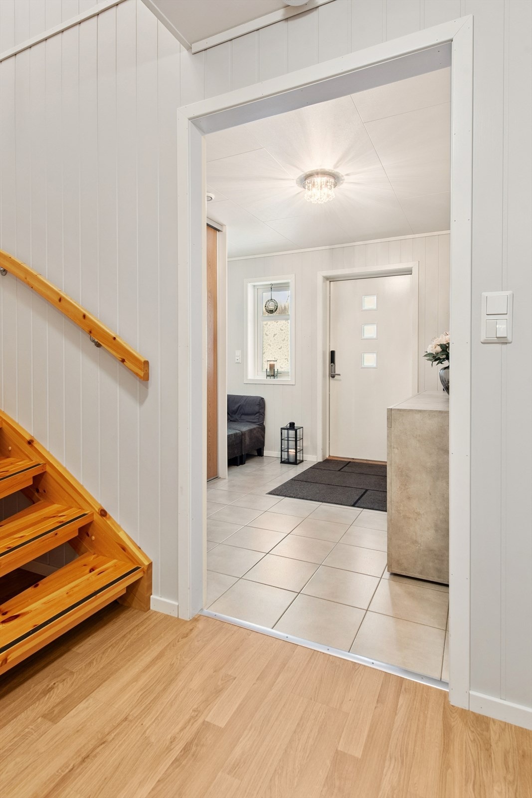 Yttergangen har en praktisk garderobeinnredning. Fra innergangen har du trappeadkomst til 2. etasje. Galleribilde