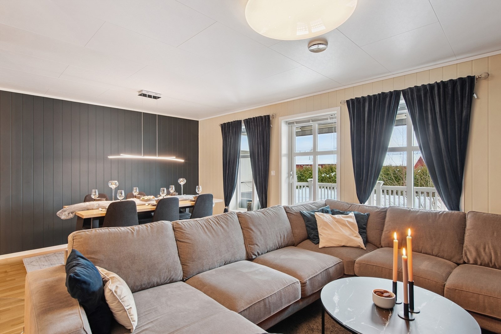 Fra overgangen mellom tv-stue og spisestue er det adkomst til balkong med gode solforhold! Galleribilde