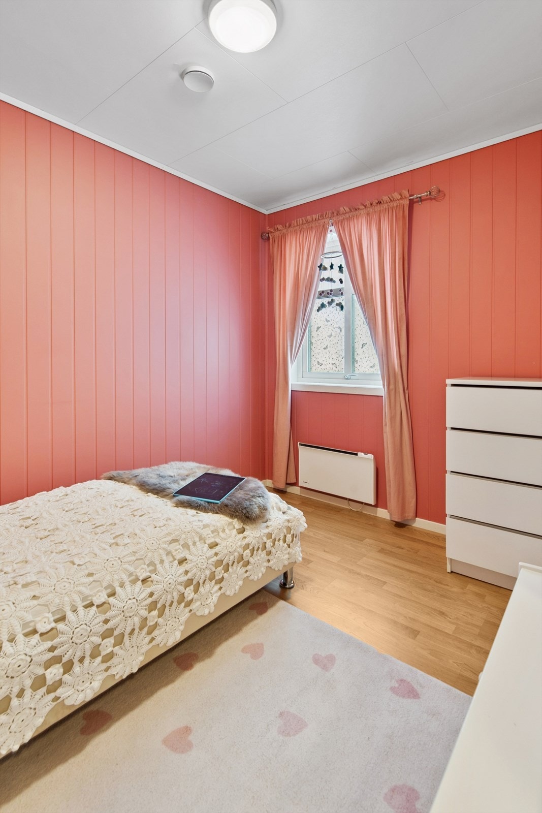 Romslig og fint barnerom i 1. etasje. Galleribilde