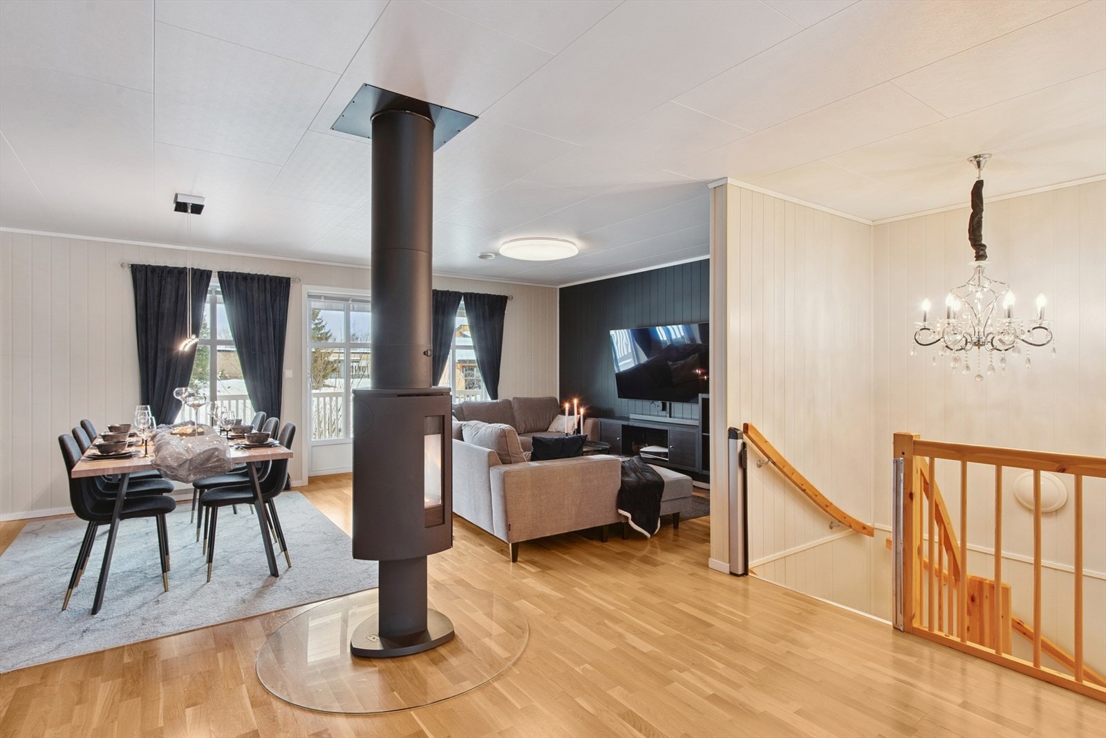 Romslig stue i 2. etasje med god plass til både tv-stue og spisestue. Galleribilde