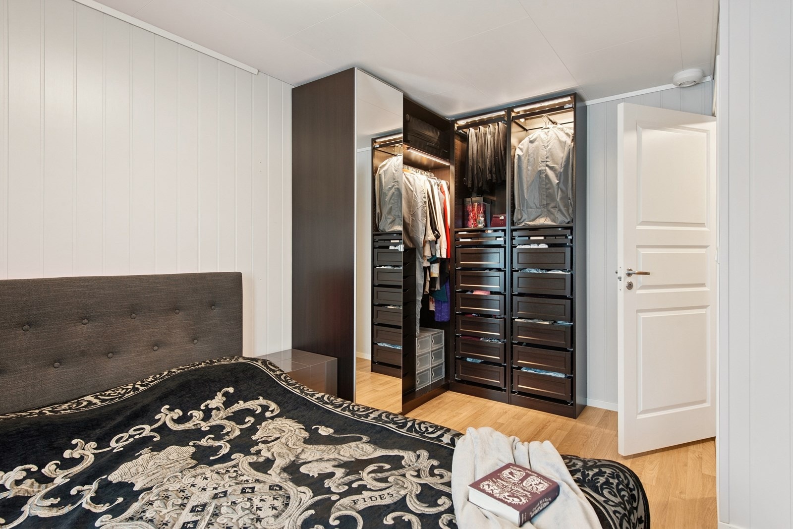 Rikelig med skapplass i hovedsoverom. Galleribilde