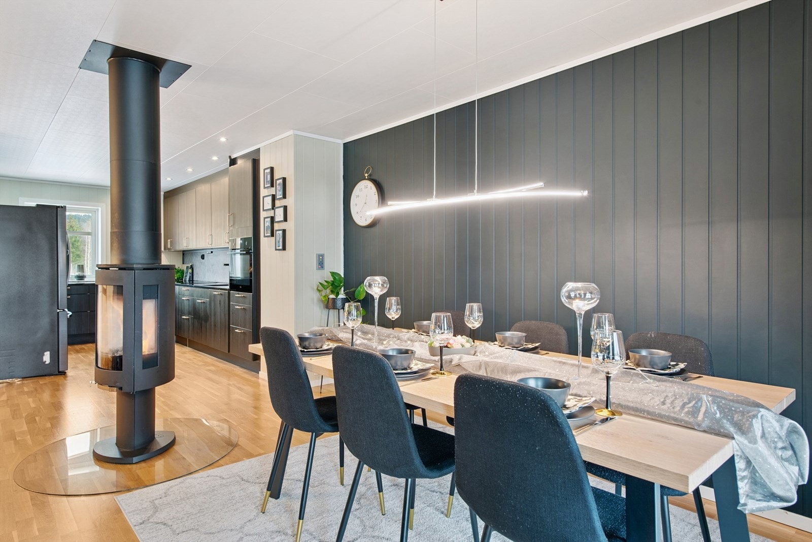 Åpen løsning mellom spisestue og kjøkken. Galleribilde