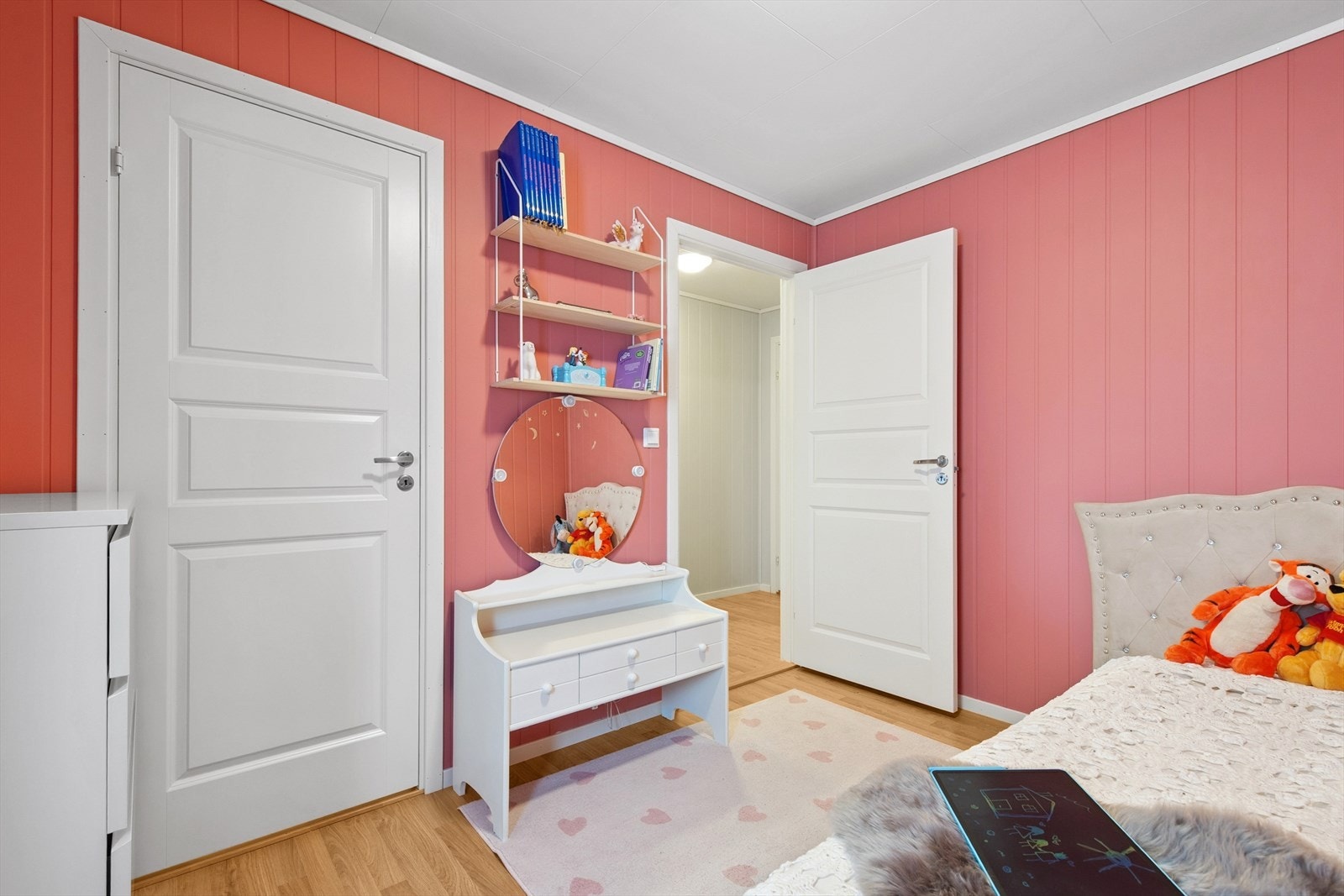 Fra soverommet er det adkomst til bod/walk-in. Galleribilde