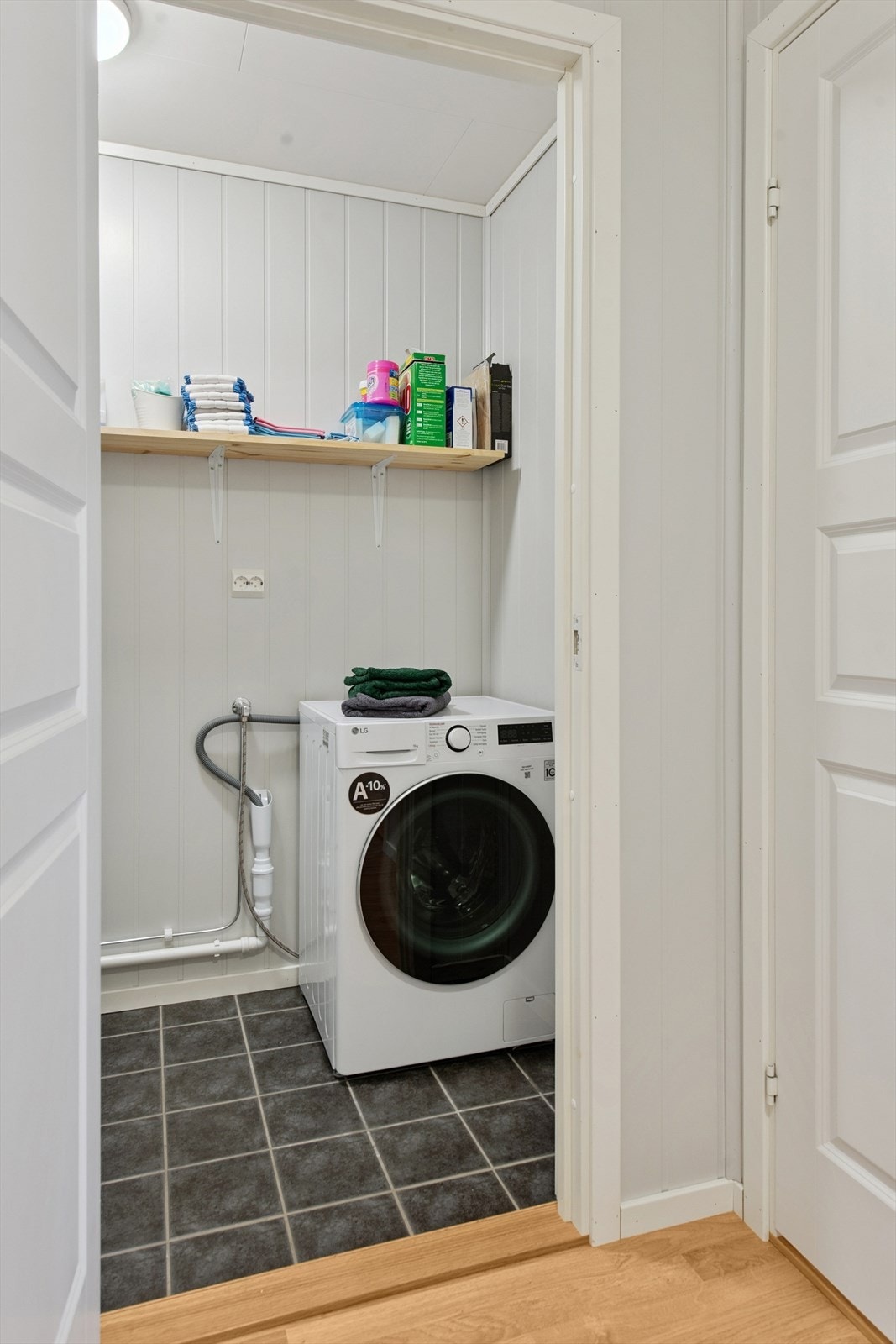 Eget vaskerom/teknisk rom i 1. etasje. Galleribilde