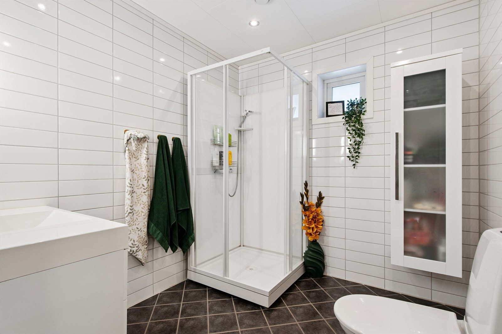 Lyst og pent bad med fliser på vegger og gulv. Gulvet er varmet opp med varmekabler. Galleribilde