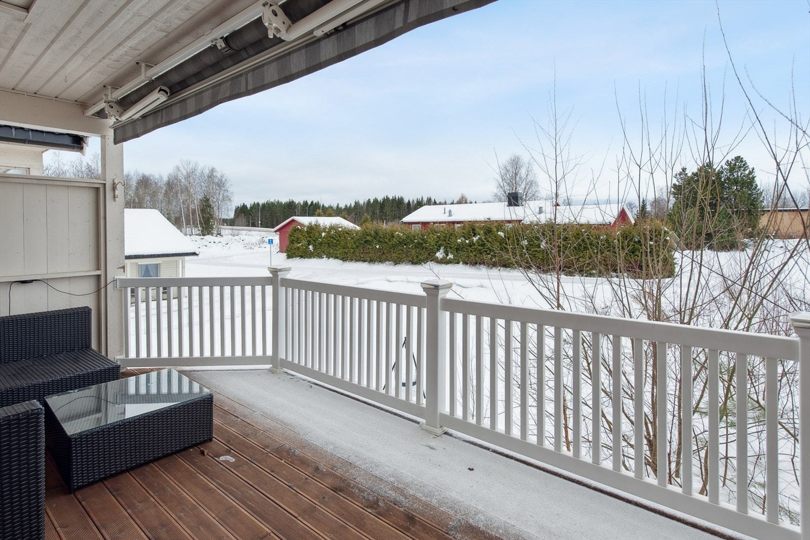 Sydvestvendt, overbygget balkong med terrassemarkise og gode solforhold. Galleribilde