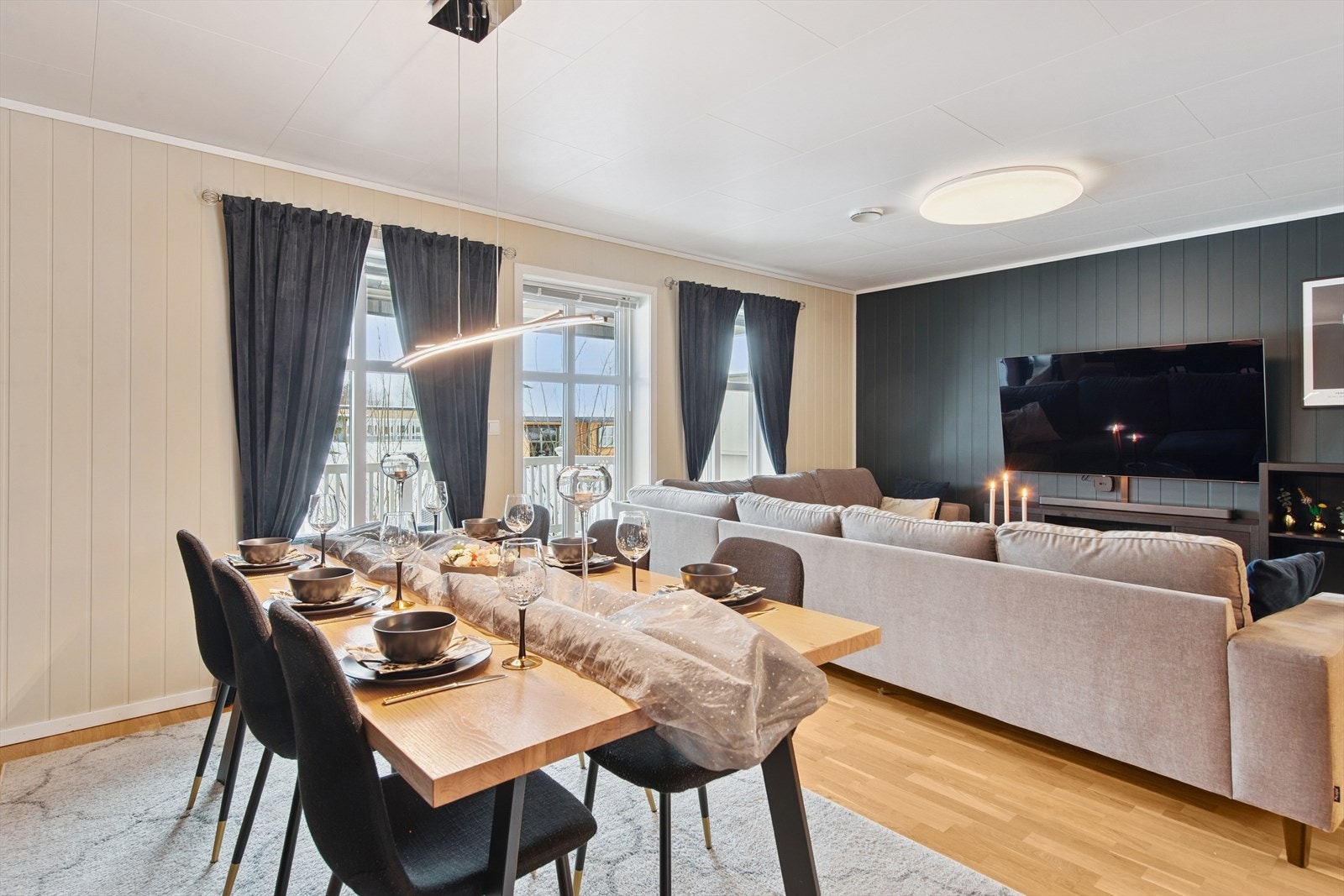 Spisestue og tv-stue i åpen løsning. Galleribilde