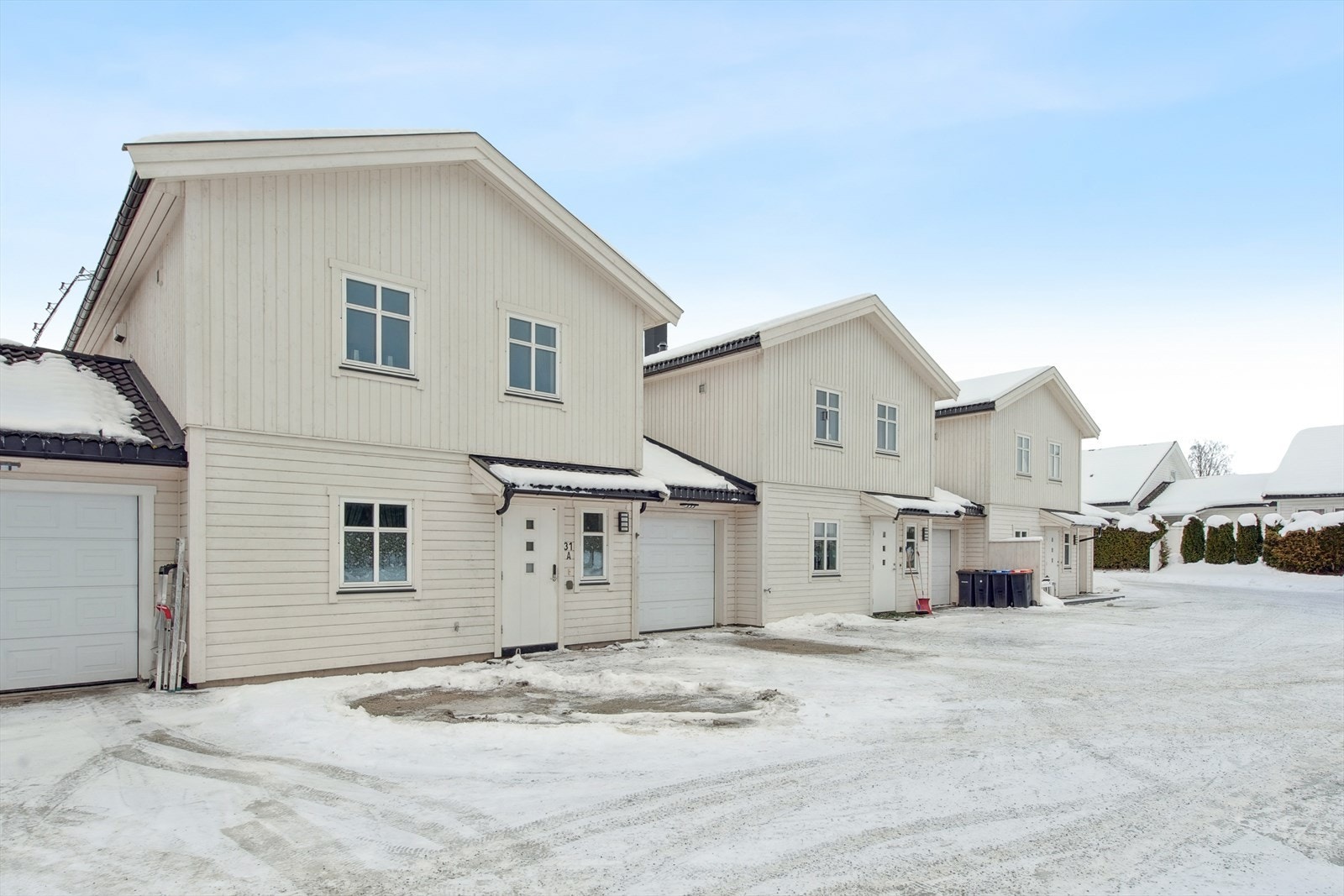 Inntilbygget garasje ved inngangsparti. Galleribilde