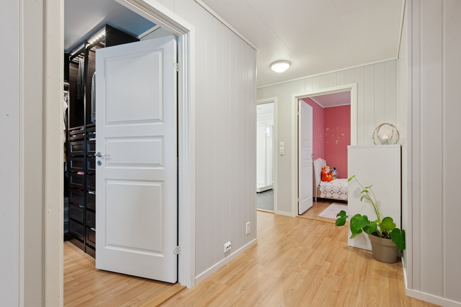 Fra innergang har du adkomst til 2 gode soverom, bad, vaskerom/teknisk rom og bod. Galleribilde