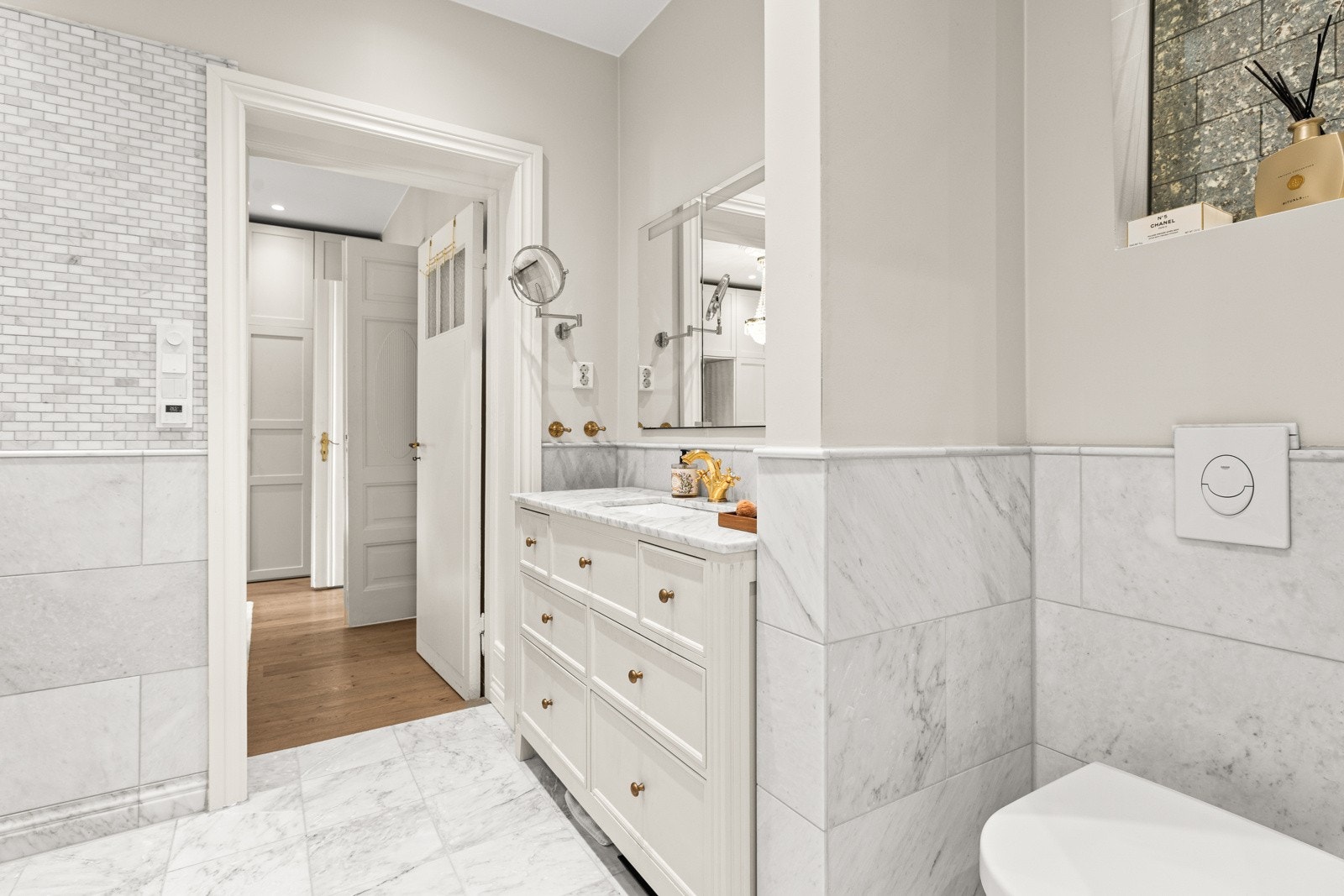 Massiv marmorbenkeplate med underskåret servant og skreddersydd servantskap - funksjonalitet og estetikk i perfekt balanse. Galleribilde