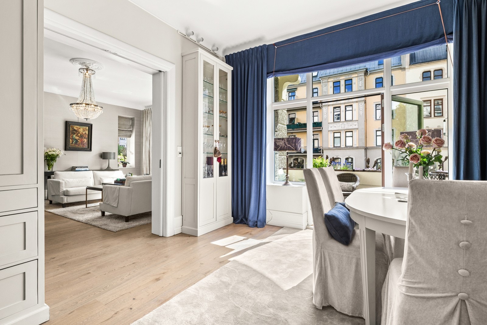 Herfra er det utgang til en solrik balkong, som gjør dette til et lyst og innbydende område Galleribilde