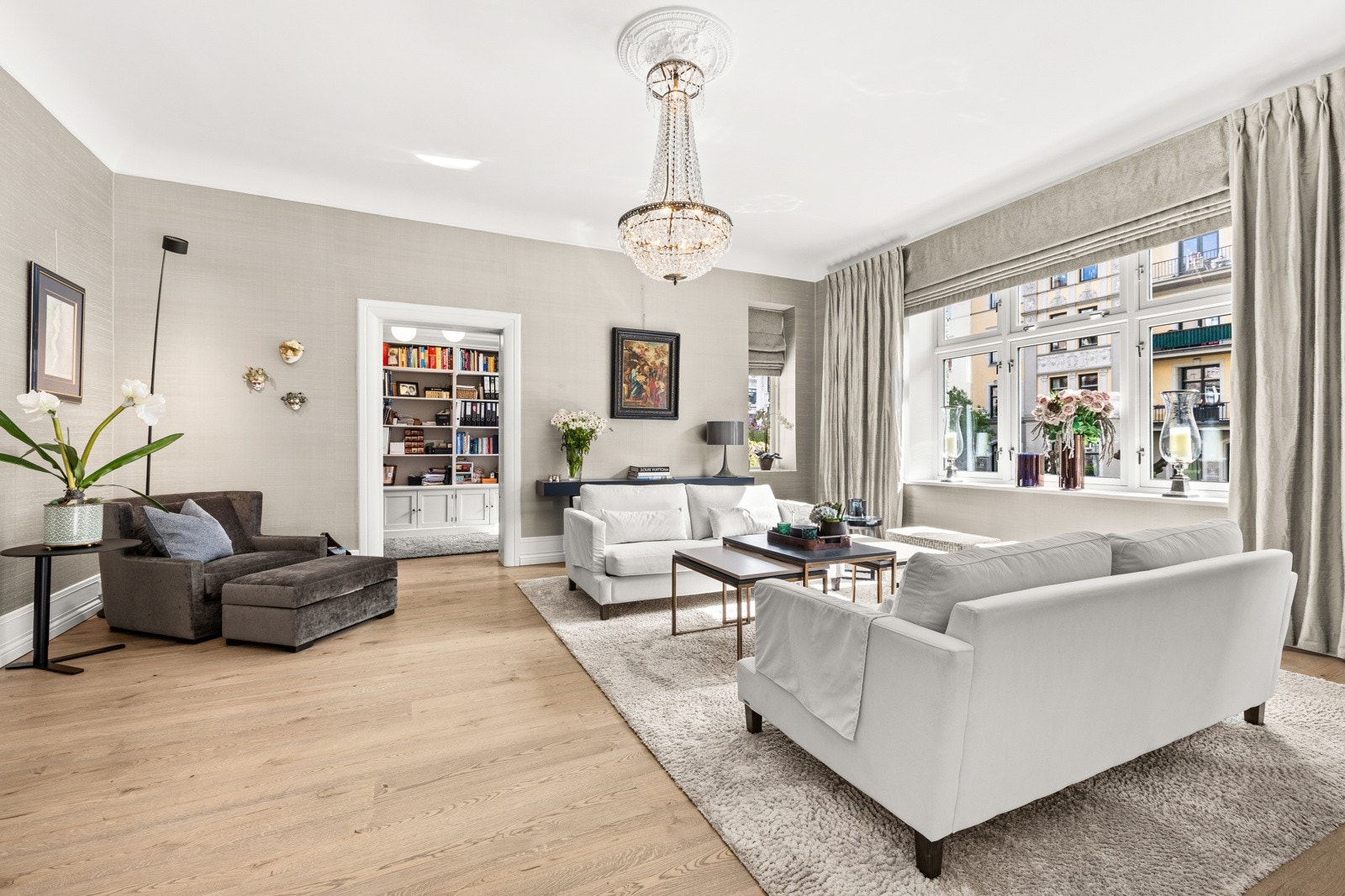 Et salongpreget rom med rause møbleringsmuligheter og en luftighet som gir rommet særpreg og tyngde. Galleribilde