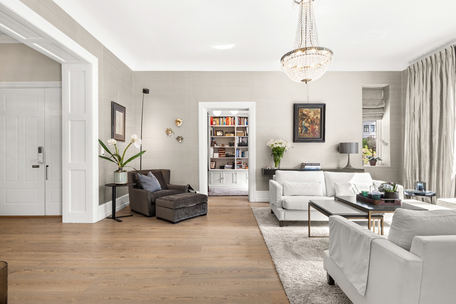 Over tre meter takhøyde, originale detaljer og utsøkte materialvalg gir rommet en nærmest salongaktig atmosfære. Galleribilde