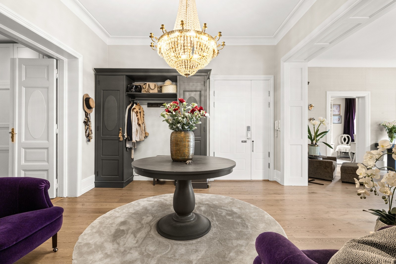 Hallen er boligens arkitektoniske knutepunkt - med gjennomgående linjer og et uttrykk av både ro og raffinement. Galleribilde