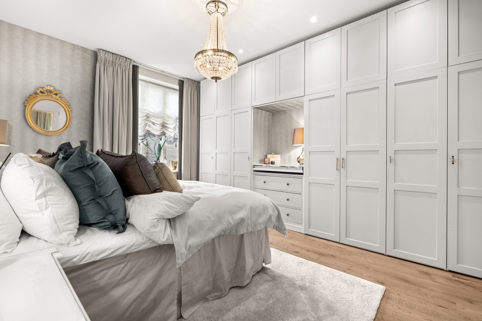 Store vinduer gir rikelig dagslys og utsyn til grønne omgivelser - en stille, tilbaketrukket sone midt i byen. Galleribilde