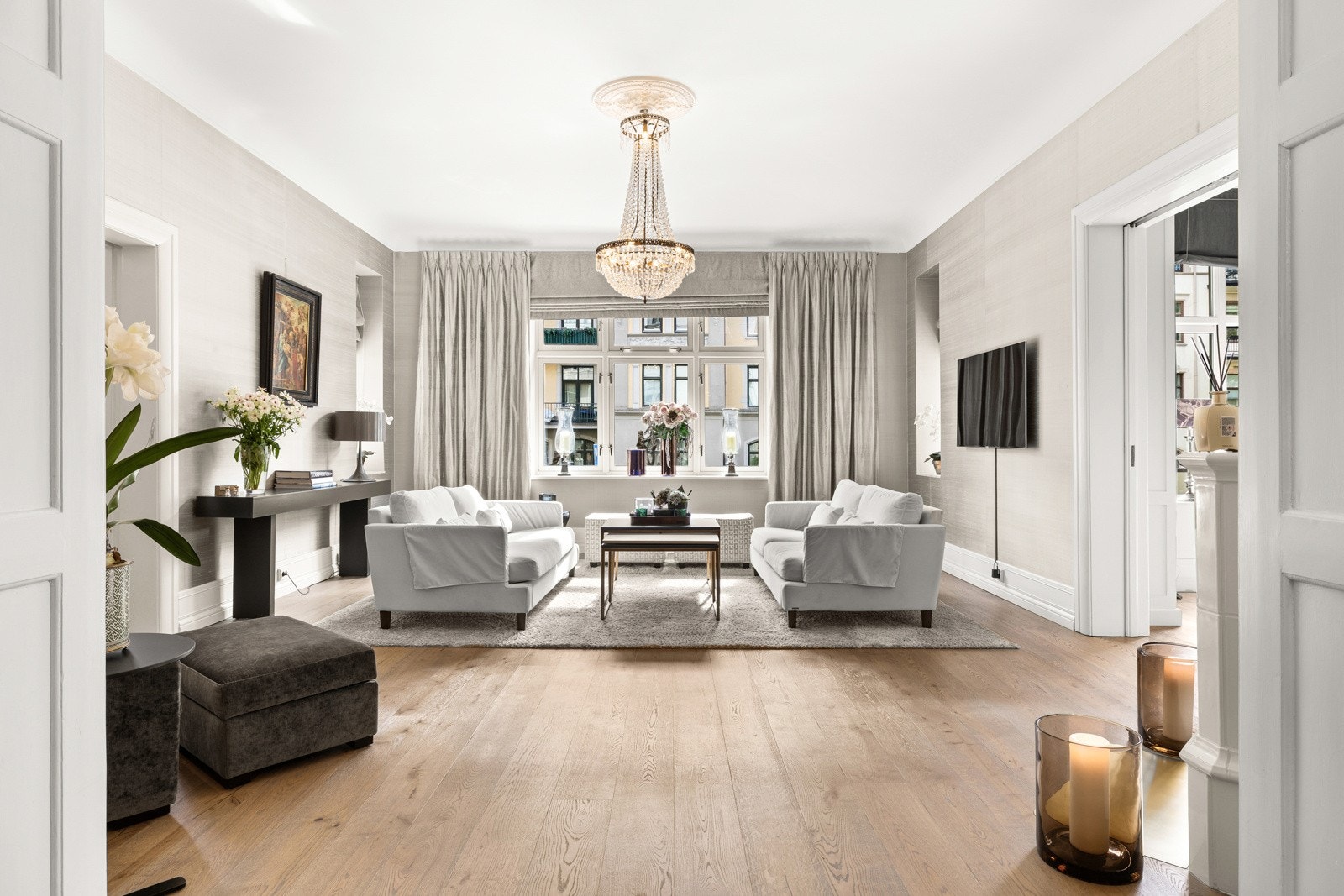 Her møter klassisk arkitektur moderne komfort i en bolig med særpreg, sjel og gjennomgående høy kvalitet. Galleribilde