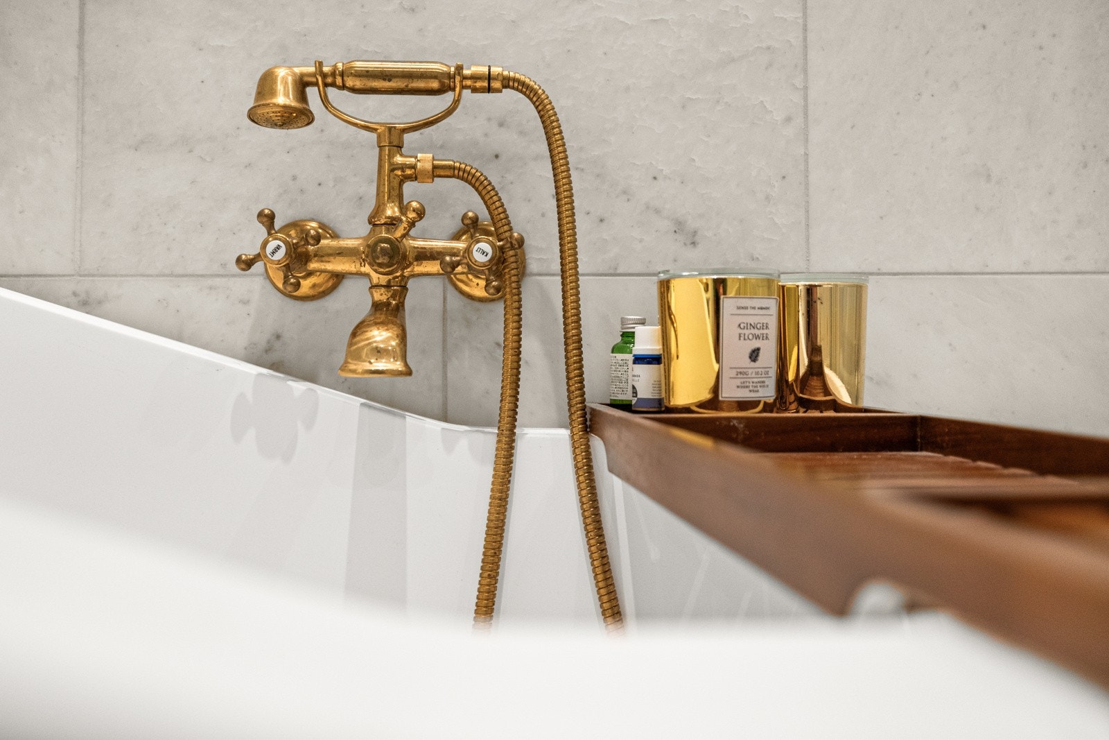 Messingarmaturet ved badekaret - en varm, gyllen signaturdetalj som løfter helheten og understreker badets klassiske karakter. Galleribilde