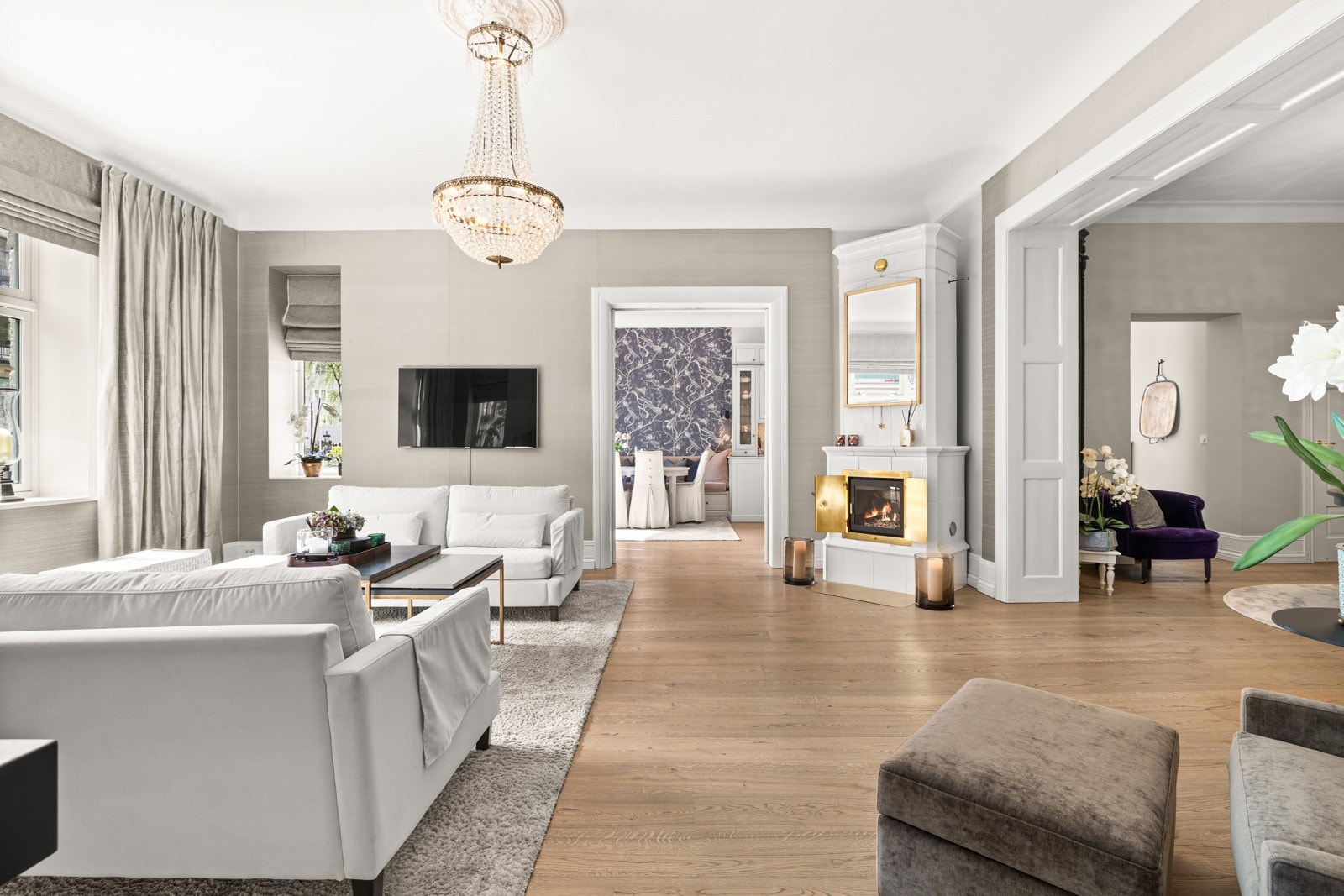 Et rom med tilstedeværelse - der lys, proporsjoner og tekstur er nøye kuratert for å fremheve arkitekturen. Galleribilde