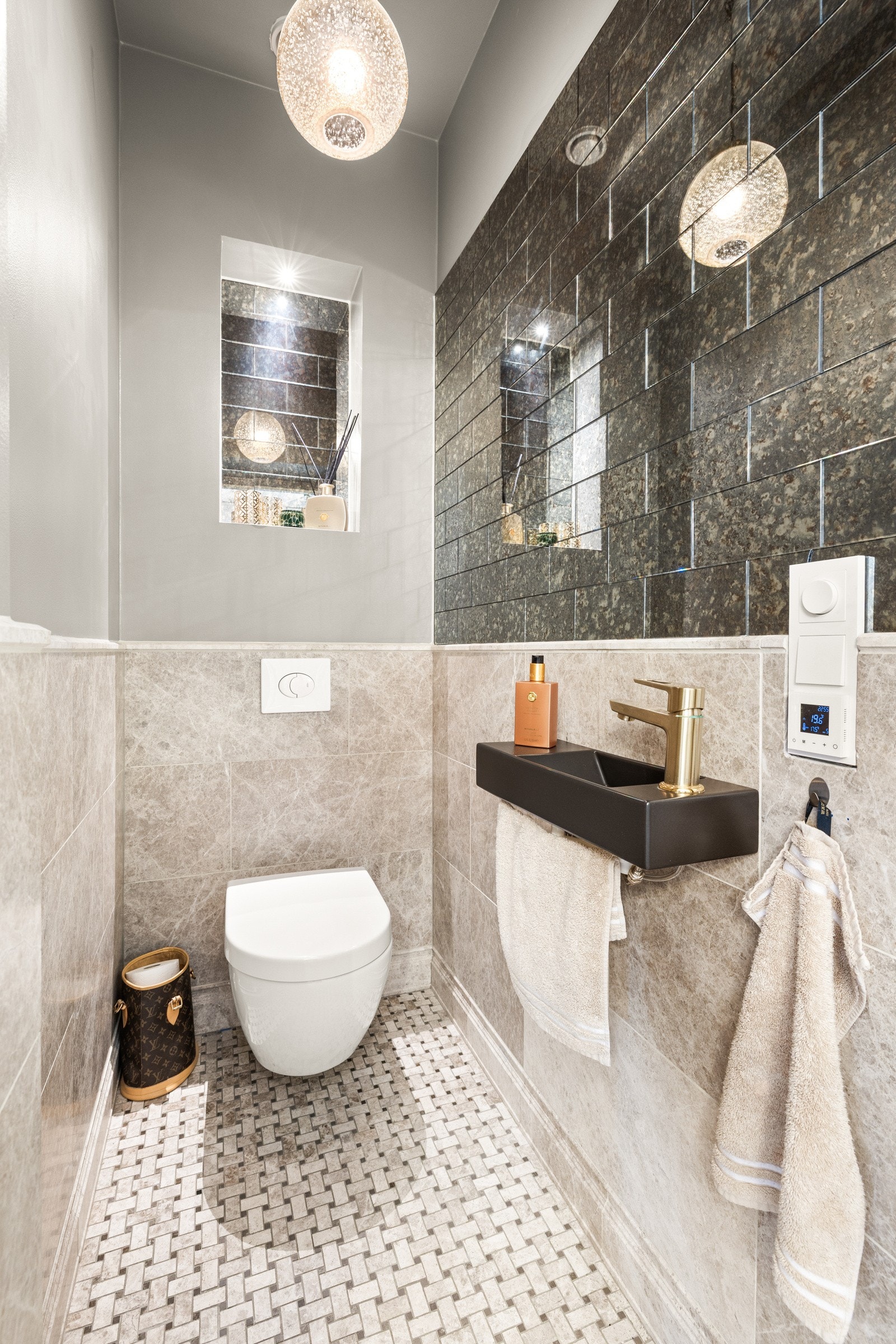 Eget toalettrom med vakre detaljer, innredet med vegghengt toalett og stilren servant. Et gjennomført og praktisk tilskudd til boligen som kombinerer funksjonalitet med estetisk uttrykk. Galleribilde