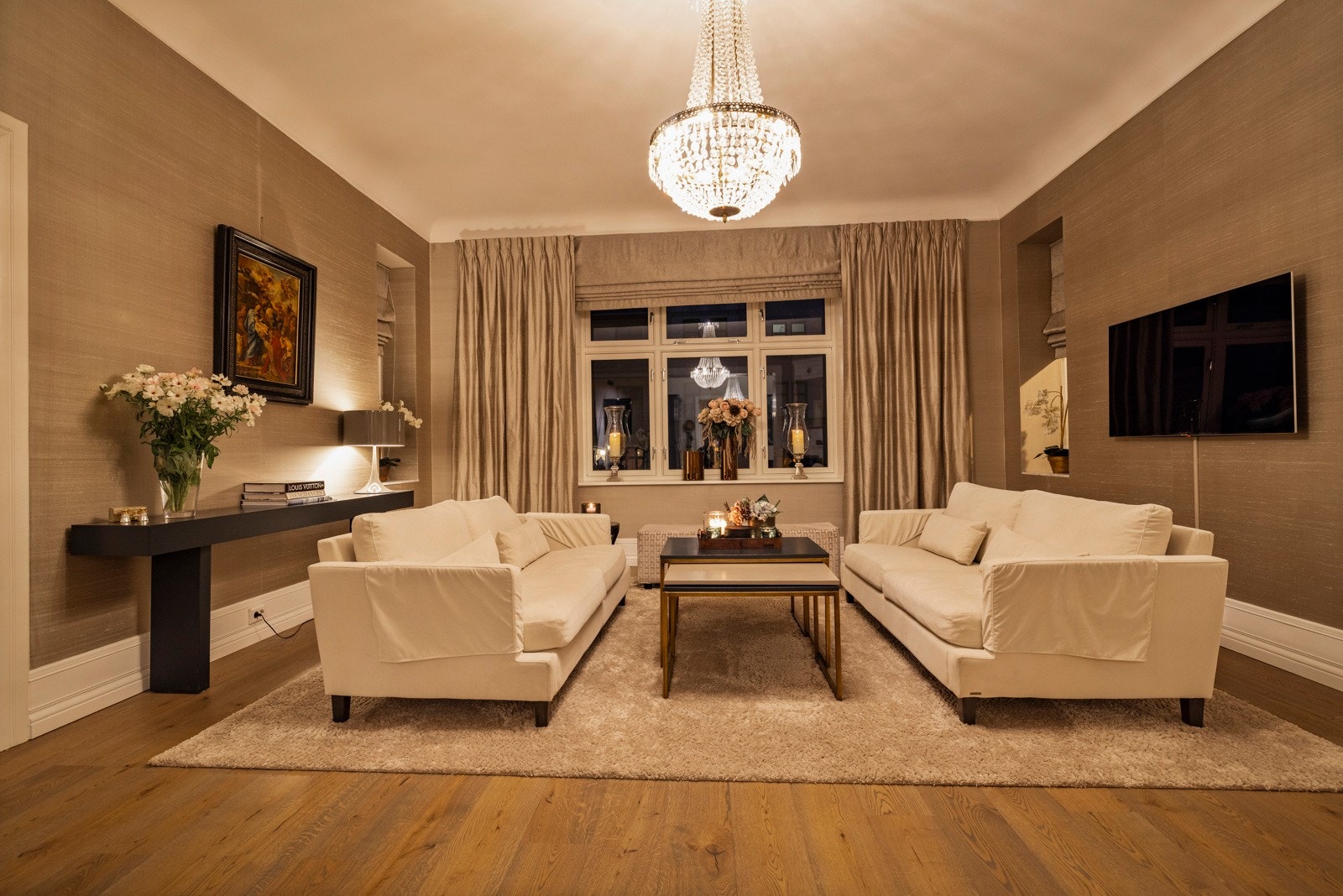 Silketapetens diskrete glans og kakkelovnens varme skaper en lun atmosfære med hotellfølelse. Galleribilde