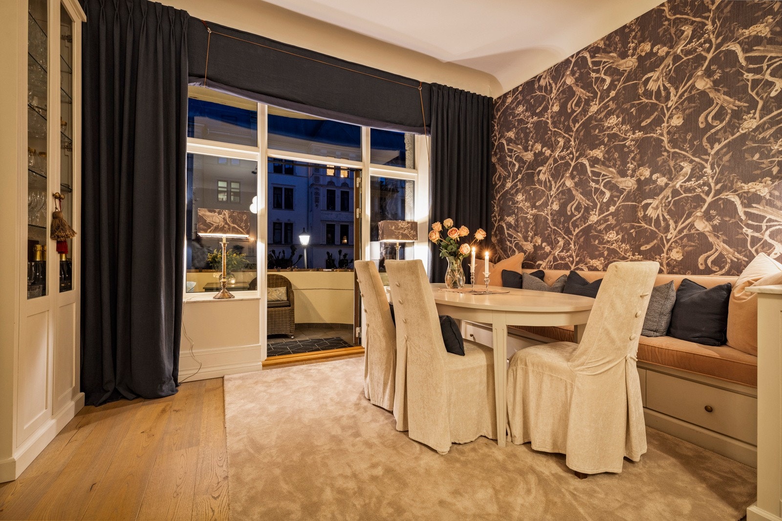 Når solen går ned, blir spisestuen en intim ramme for middager med stemning hvor balkongdørene kan stå åpne ut mot den varme kveldsluften. Galleribilde