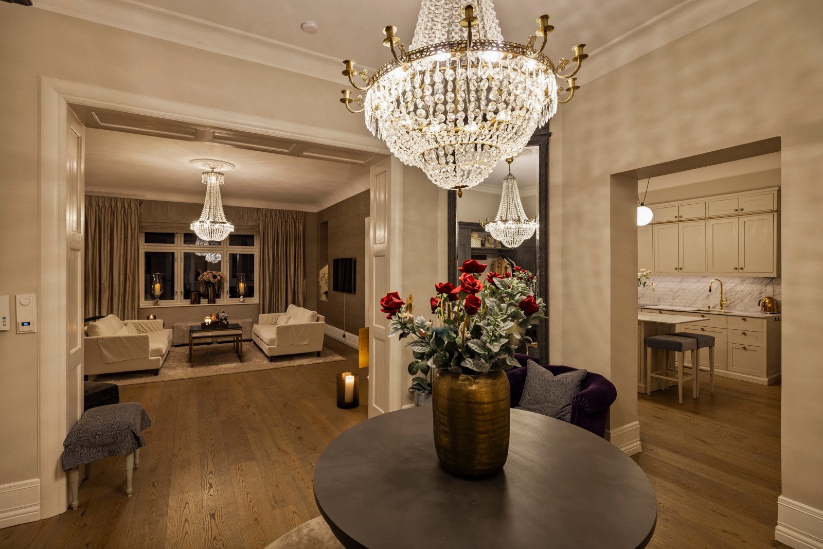 Lyset fra lysekronen hviler over den luftige hallen og skaper en lun og stilfull stemning - et inngangsparti som både imponerer og inviterer. Galleribilde