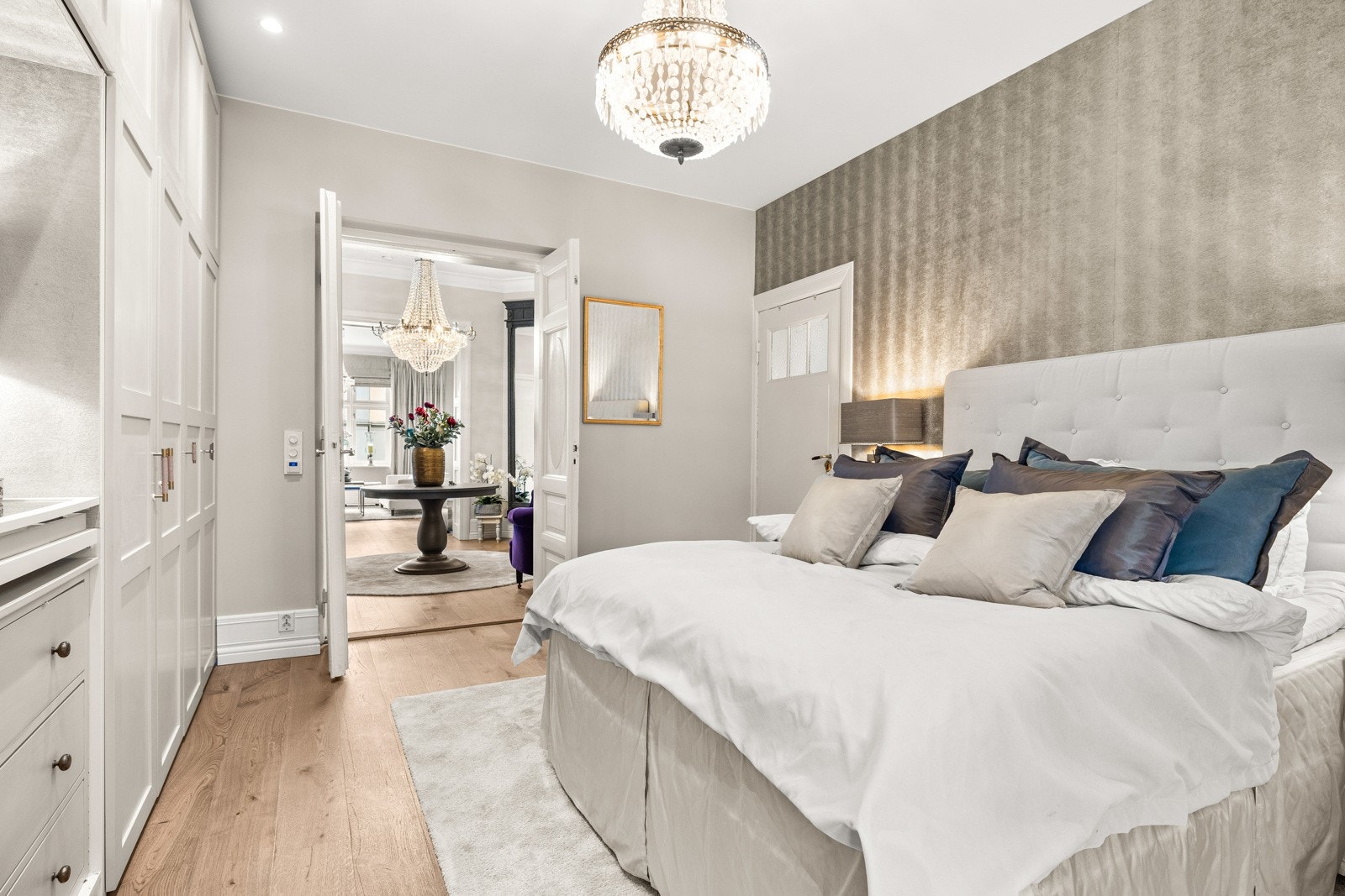 Med direkte adkomst til både bad og omkledningsrom fremstår dette som en komplett master suite - elegant, funksjonell og kompromissløs. Galleribilde