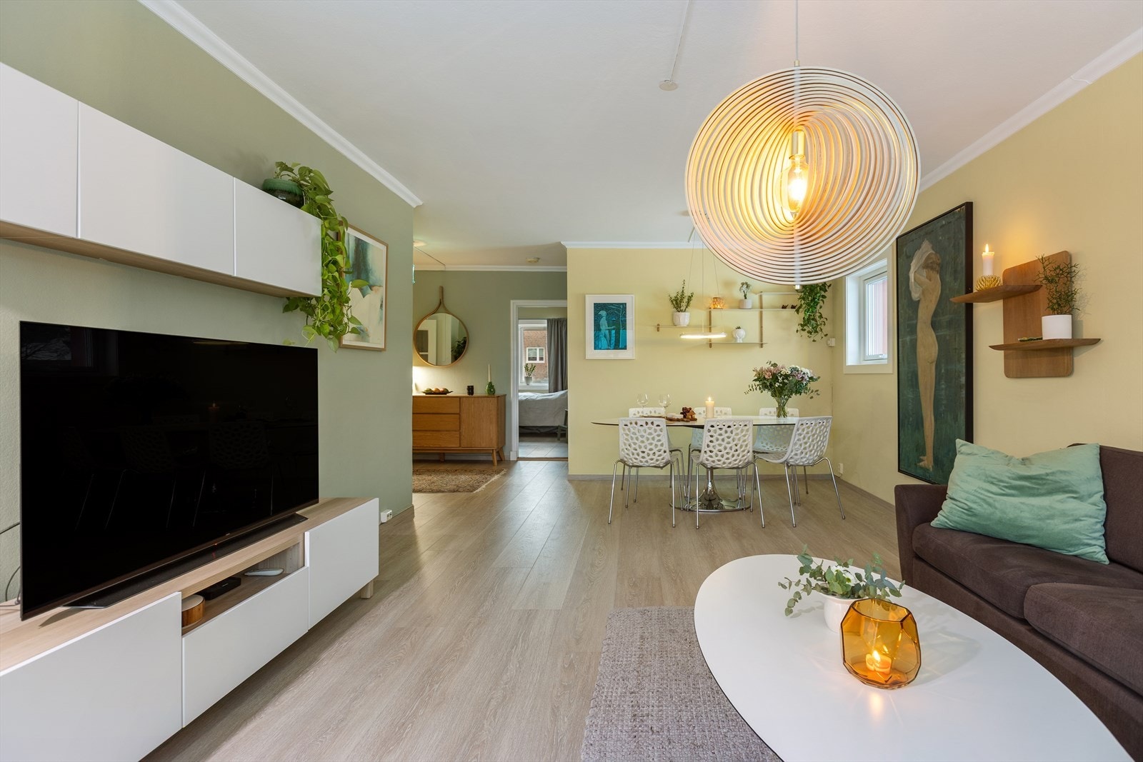 Hjørneleiligheten ligger tilbaketrukket og rolig til, og byr på en lys og luftig romfølelse med gode lysforhold fra flere himmelretninger Galleribilde