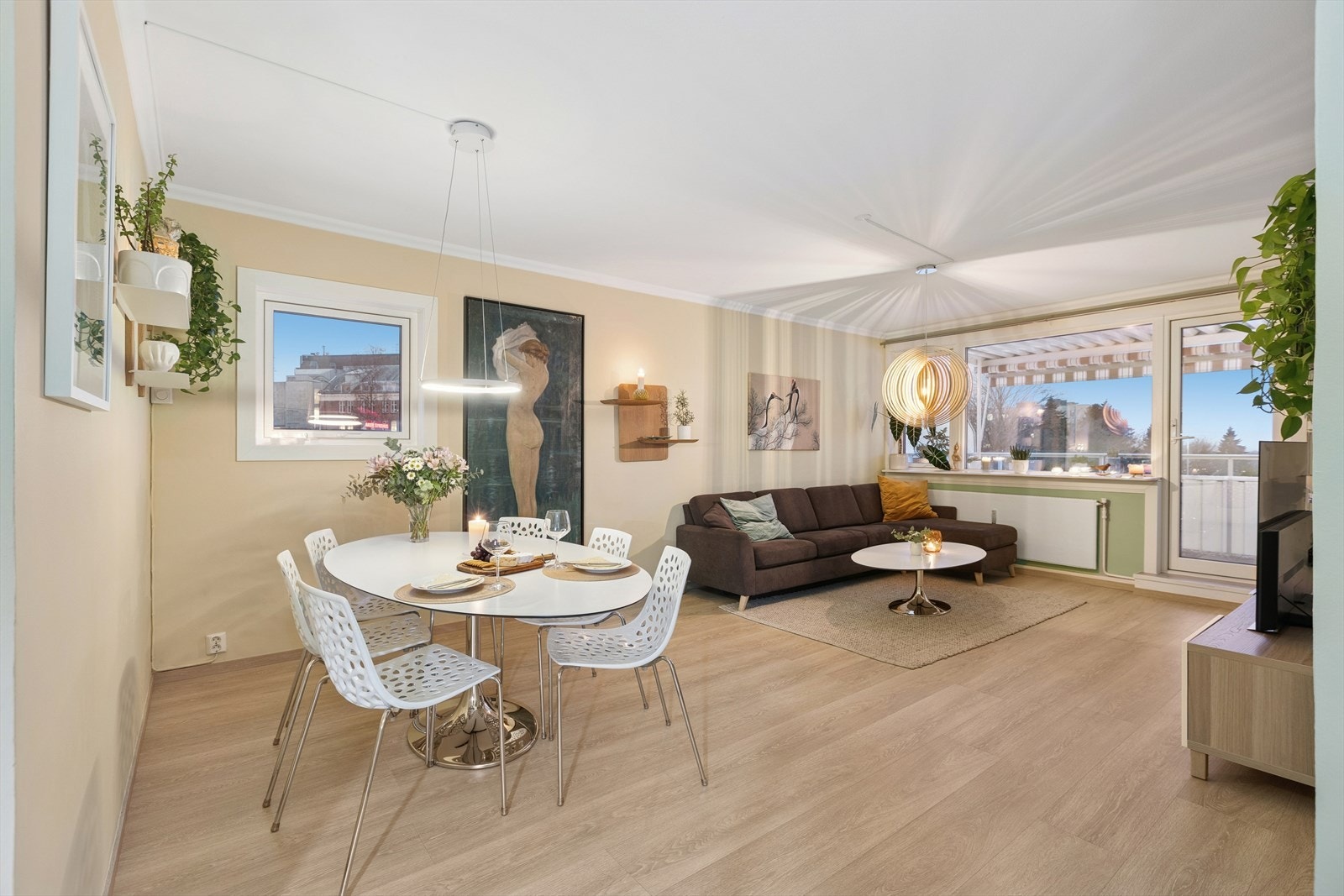 Stuen har en lys, luftig og lun atmosfære, med delikate fargevalg og store vindusflater som slipper inn rikelig med naturlig lys. Galleribilde