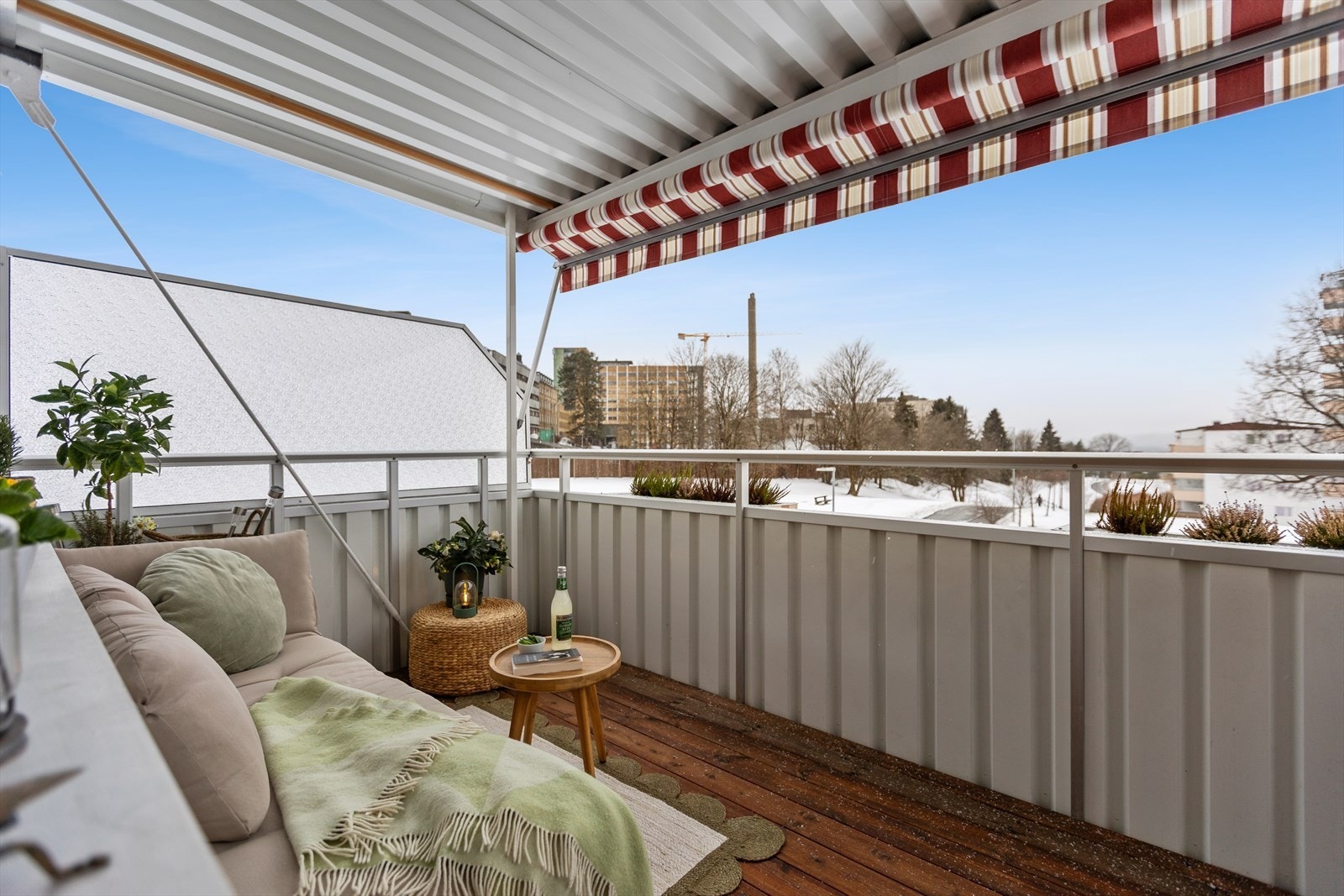 Stor og skjermet sørvestvendt balkong på kvm. God plass til sittegruppe og beplantning, med åpen og trivelig utsikt mot grøntområder. Ingen innsyn. Sol fra kl. 13 og utover kvelden (sommertid). Galleribilde