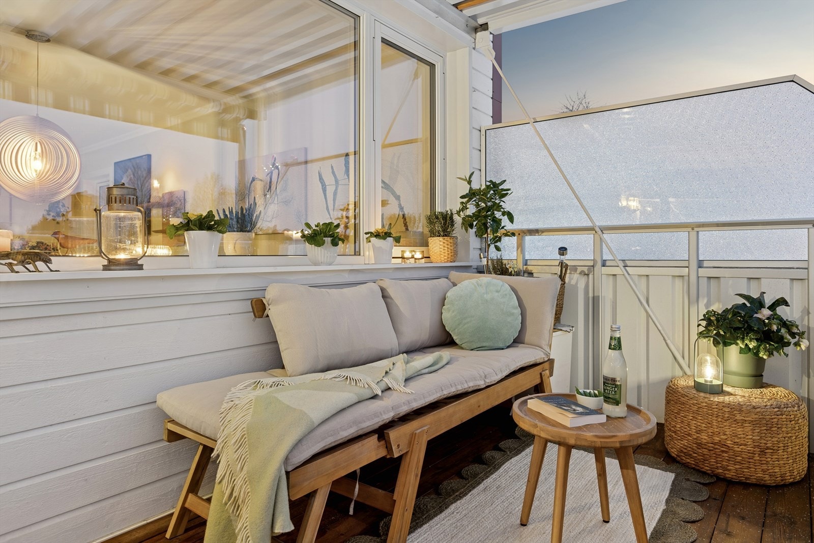 Boligen har en stor sydvestvendt balkong på 8 m² med flotte solforhold og ingen innsyn. Galleribilde