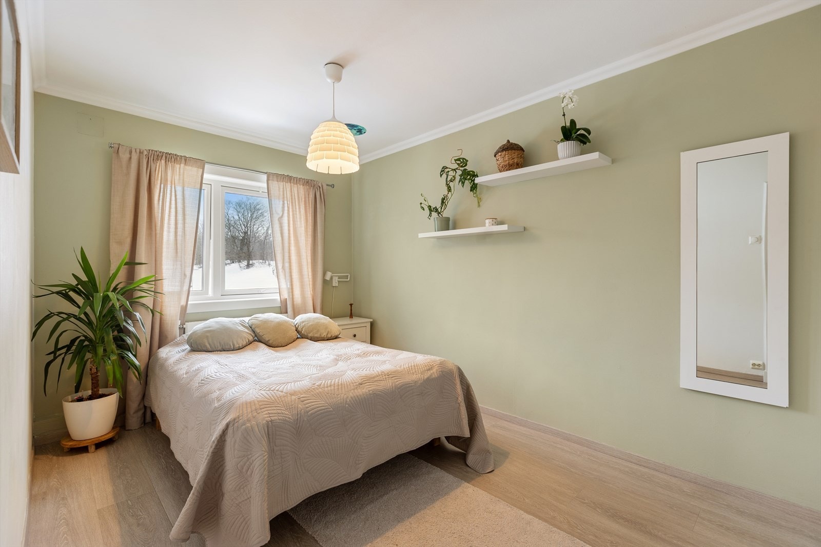 Hovedsoverommet er romslig og har lune fargetoner som gir en varm atmosfære, samt store vindusflater som gir rommet rikelig med naturlig lys. Galleribilde