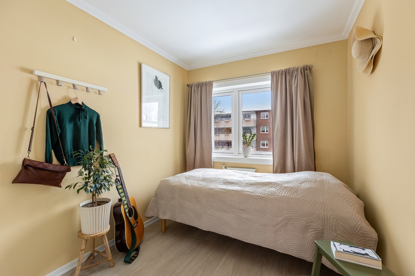 Boligens andre soverom er av god størrelse og egner seg godt som barnerom, gjesterom eller hjemmekontor. Galleribilde