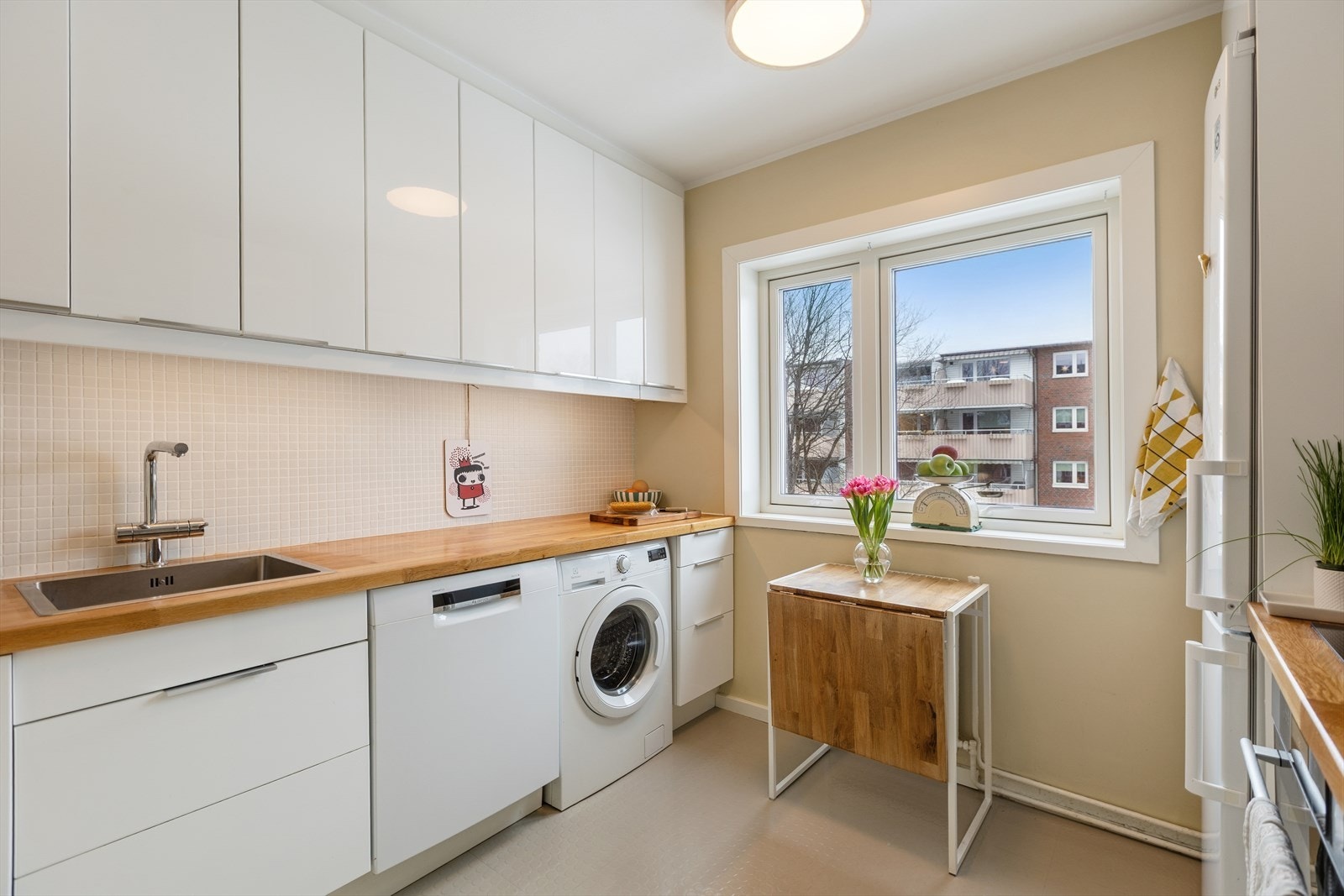 Pent og romslig kjøkken med god oppbevaringsplass. Heltre benkeplate gir solide arbeidsflater og bidrar til en helhetlig og innbydende kjøkkenløsning. Galleribilde