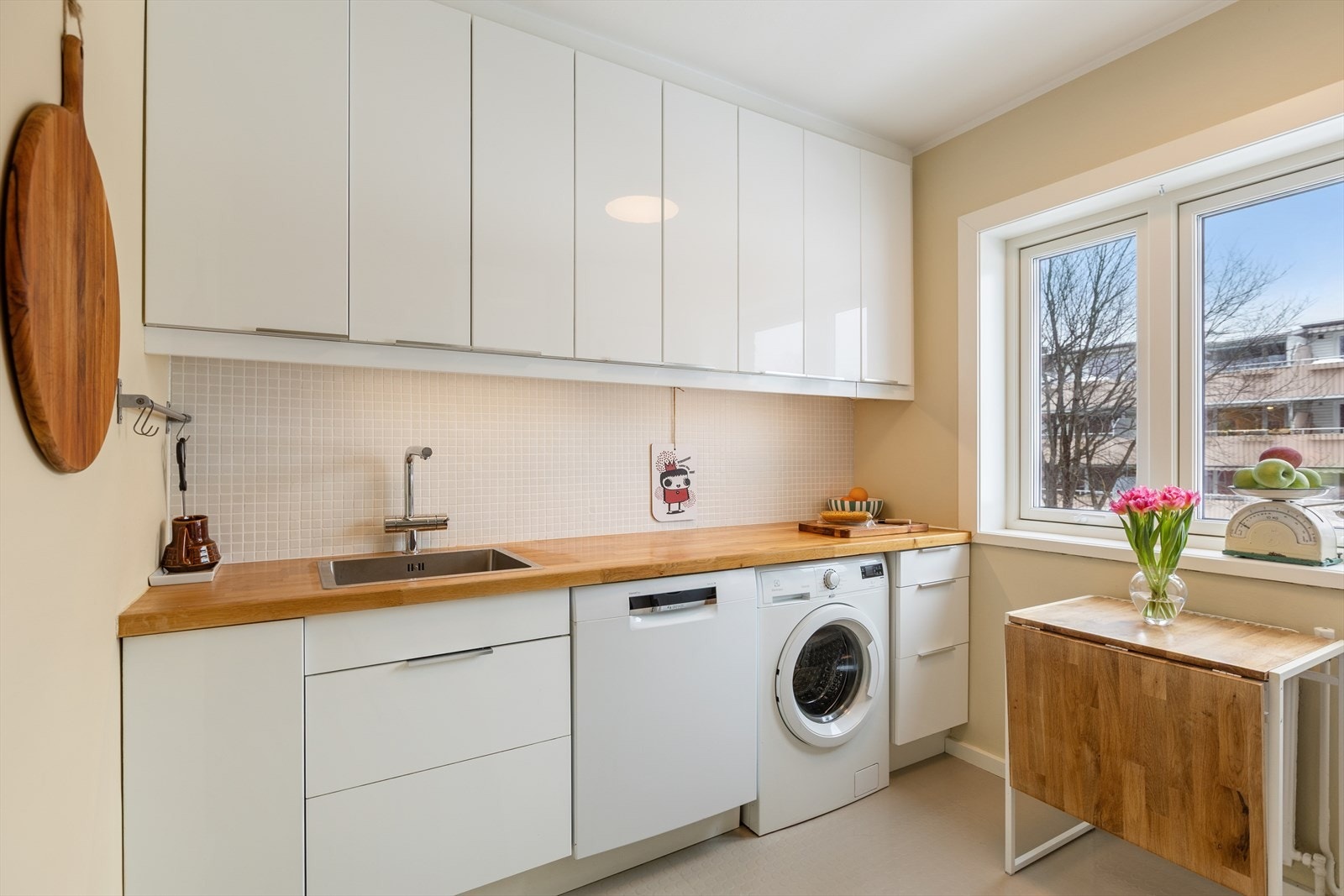 Store vindusflater sørger for rikelig med naturlig lys gjennom dagen, og bidrar til en lys, luftig og hyggelig atmosfære på kjøkkenet. Galleribilde