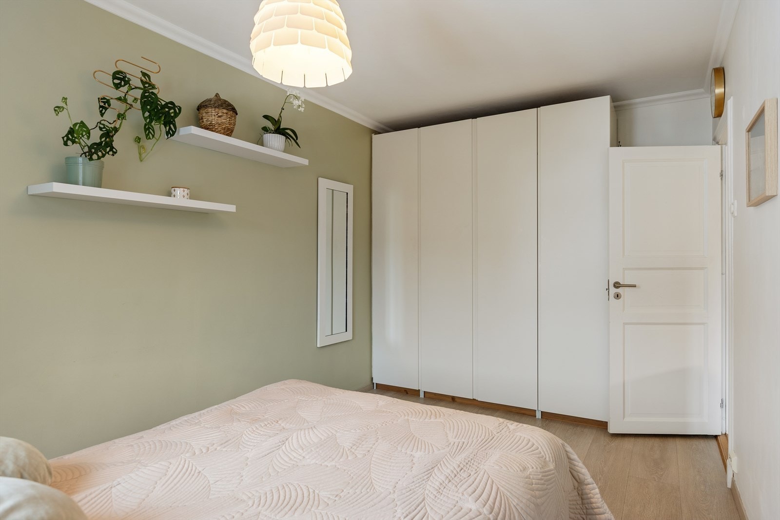 Soverommet byr på gode oppbevaringsmuligheter med garderobeskap, dobbeltseng og plass til annet ønsket møblement. Galleribilde