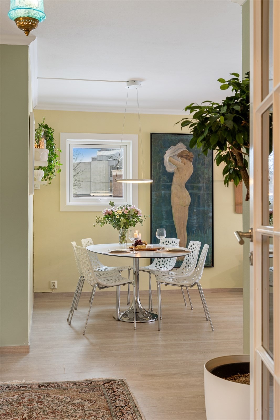 Stuen er stilfullt innredet med sofagruppe og tilhørende møblement, samt spiseplass hvor man kan nyte måltider i hyggelig lag. Galleribilde