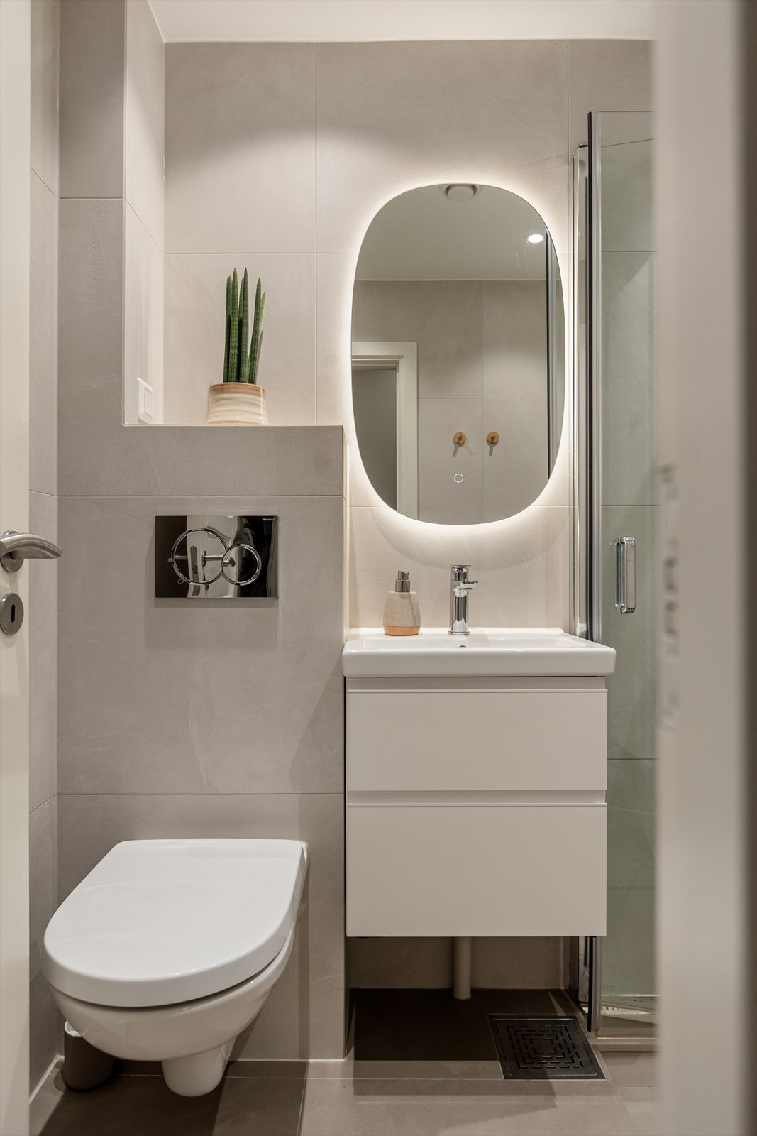 Gulv og vegger er belagt med fliser, og det er etablert nytt nedsenket himling med slette overflater. Varmekabler i gulv. Galleribilde