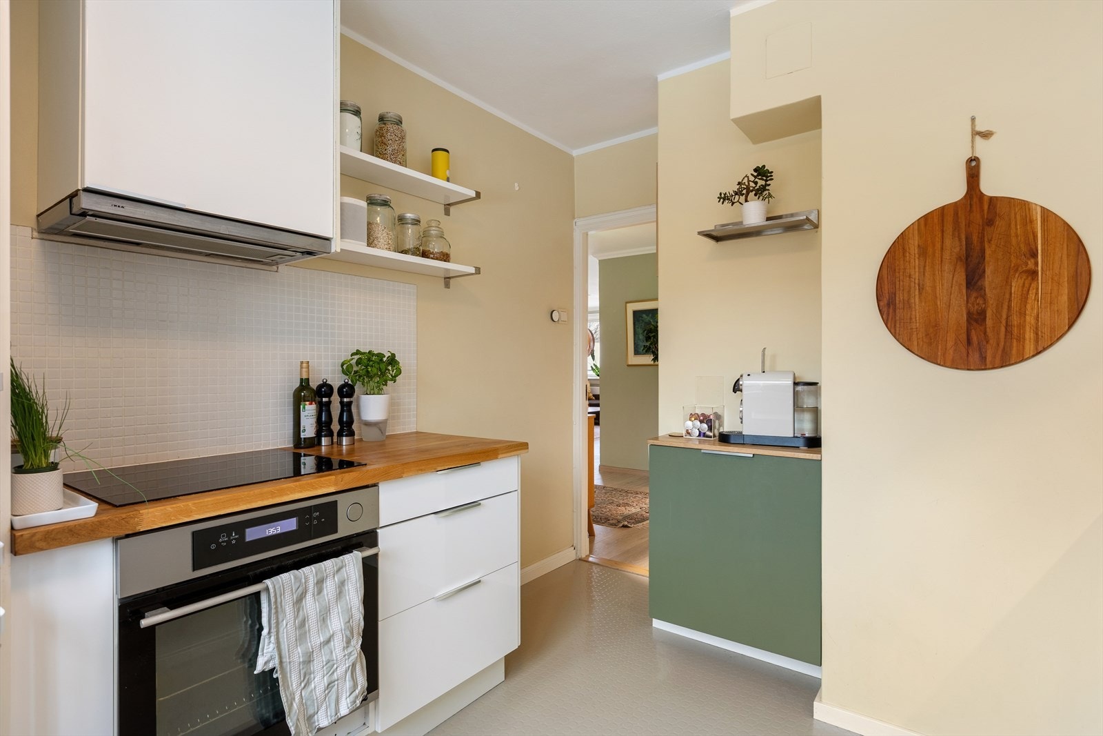 Lys innredning fra 2011, ifølge eier. Glatte fronter gir et stilrent og tidløst uttrykk, kombinert med heltre benkeplate som tilfører kjøkkenet et naturlig og varmt preg. Galleribilde